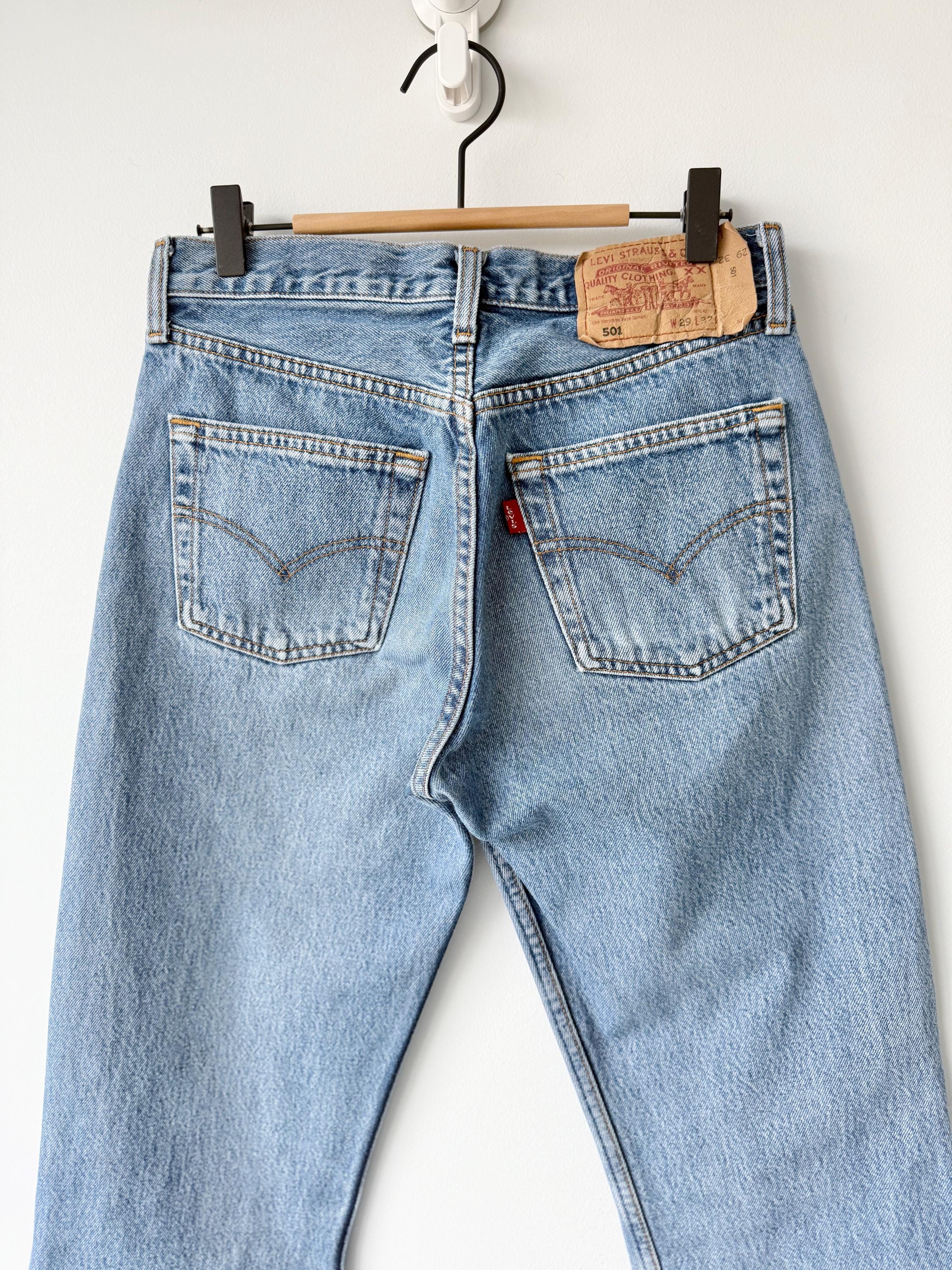 W27 L31 vintage Levis 501 26-27” measured medium blue fade made in y2k