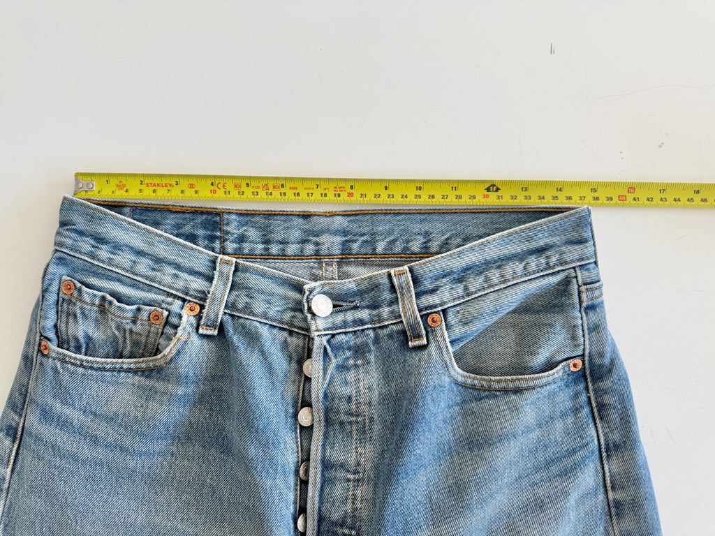 W29 L33 vintage Levis 501 29” measured medium faded whiskers blue Y2K Levi’s 501s