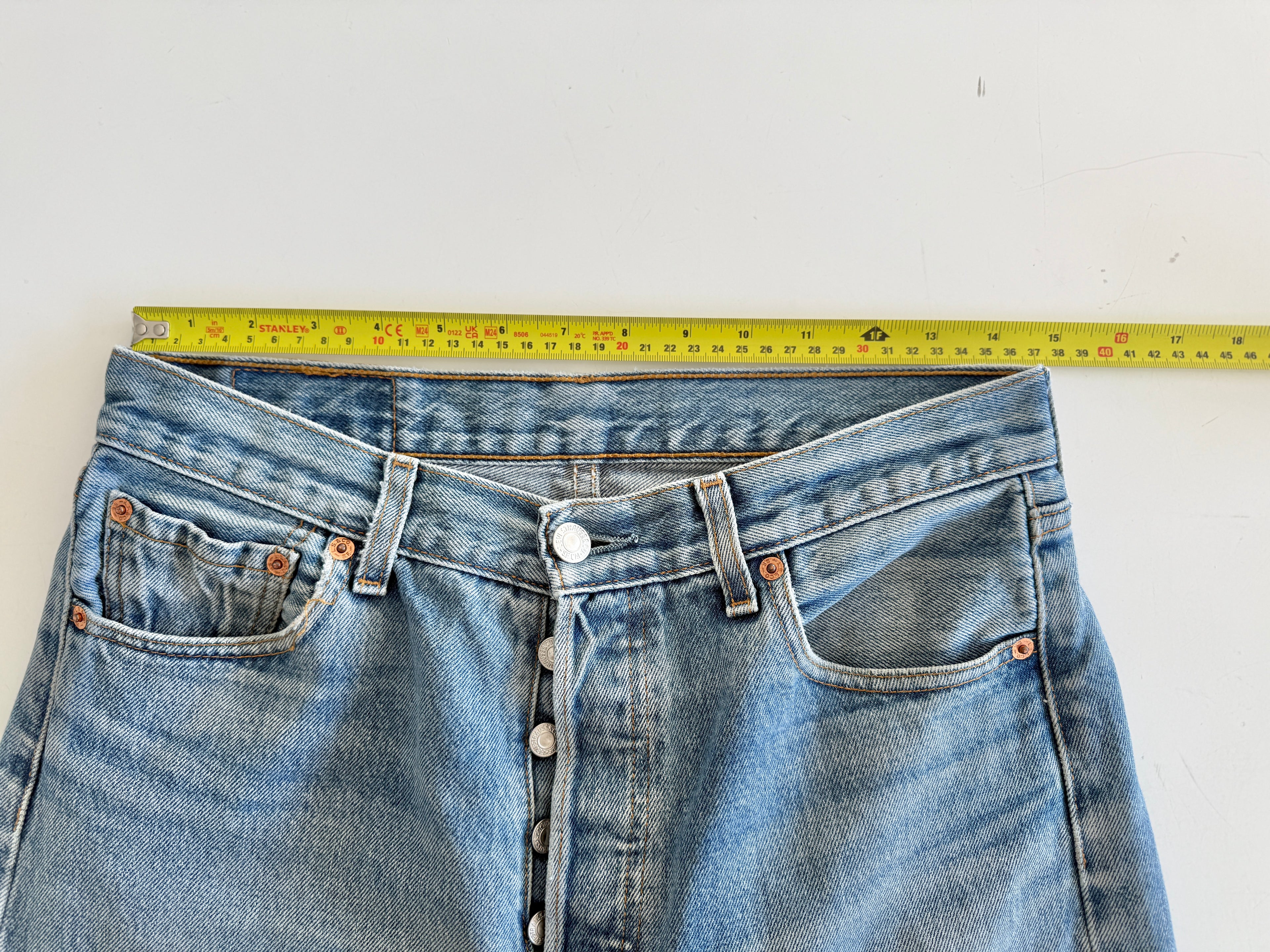 W29 L33 vintage Levis 501 29” measured medium faded whiskers blue Y2K Levi’s 501s
