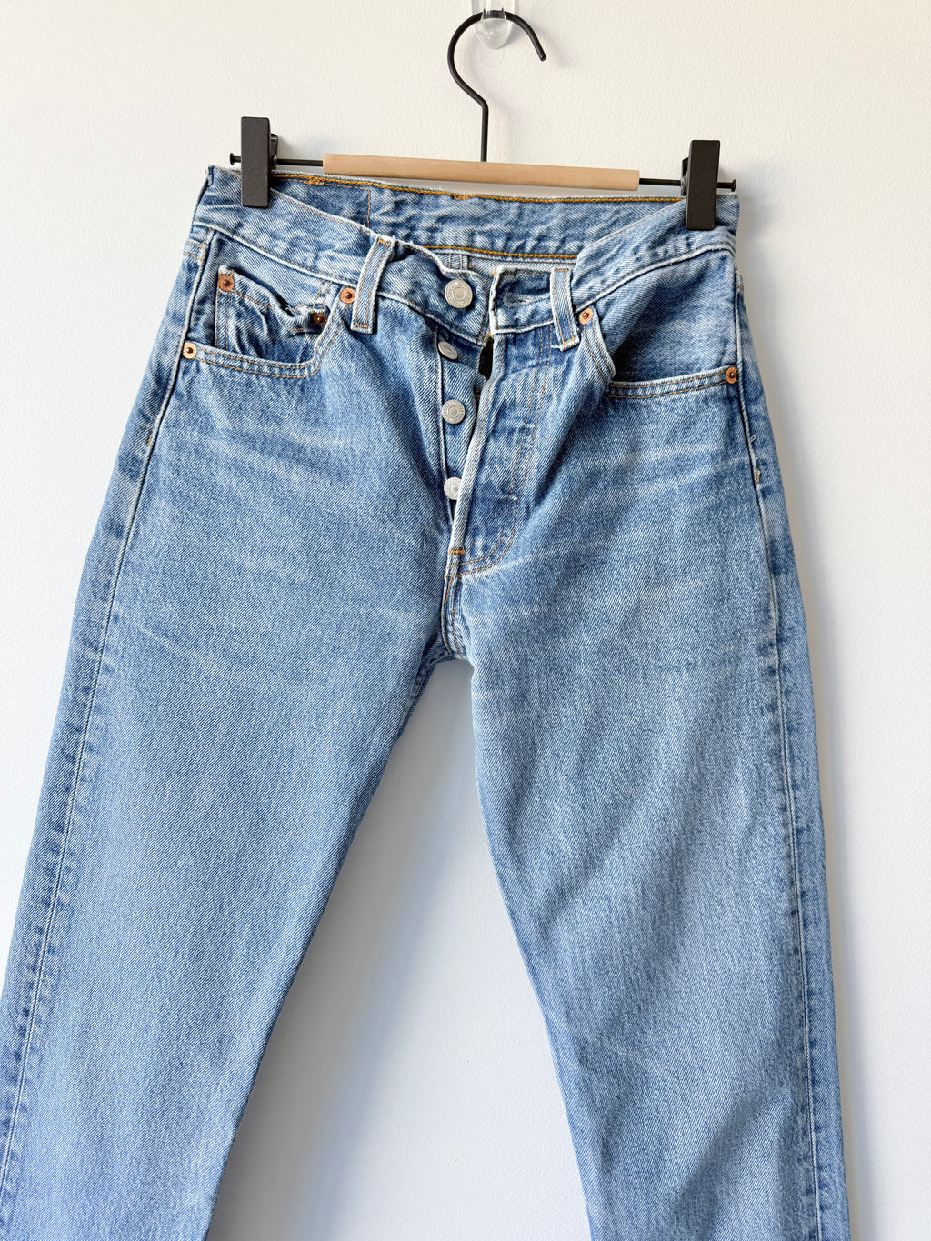 W25 L31 vintage Levis 501 medium blue 24/25” measured waist 501s 90s