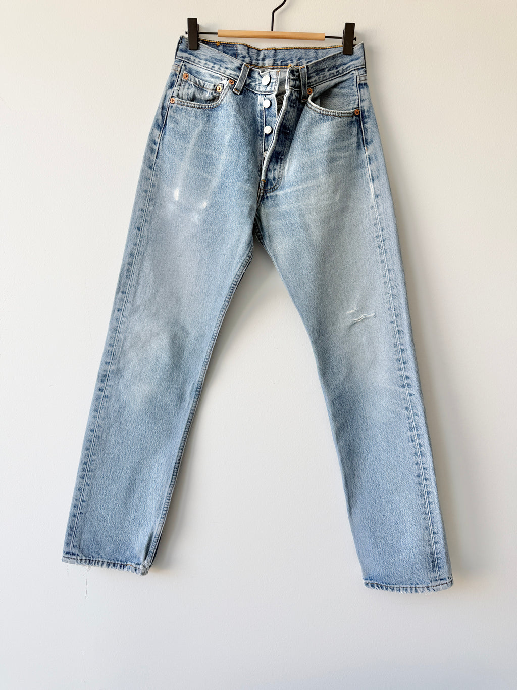 W26 L31 vintage Levis 501 25/26” measured waist medium light blue 501s Y2K wallet mark and cool fades nl