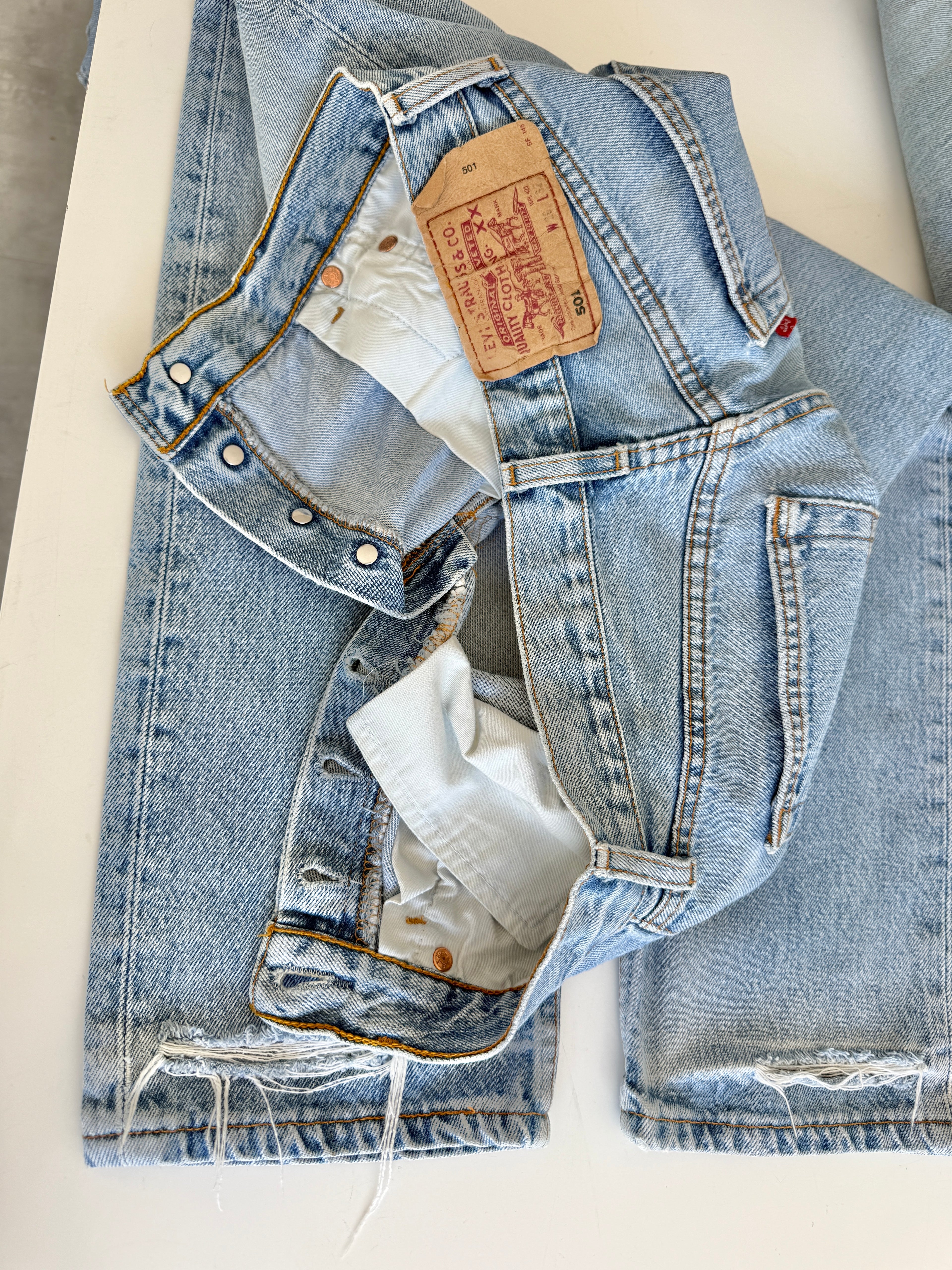 W27 L31 vintage Levis 501 26/27” measured waist medium light blue 501s Y2K nl