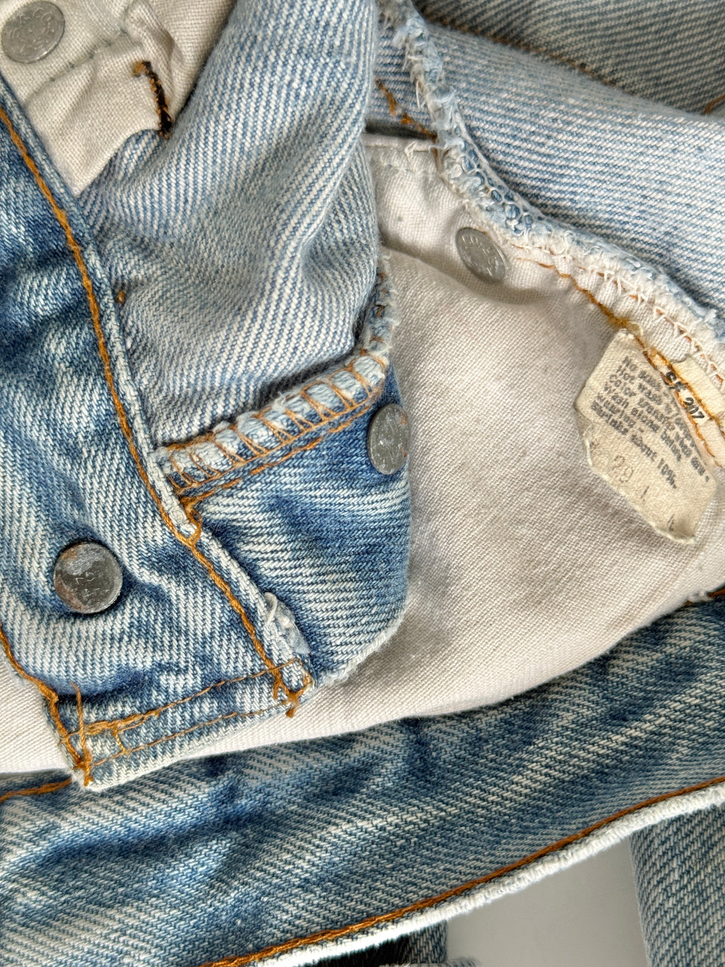 Selvedge W27 L30 vintage Levis 501 26/27” measured light blue faded 80s USA Levi’s 501s