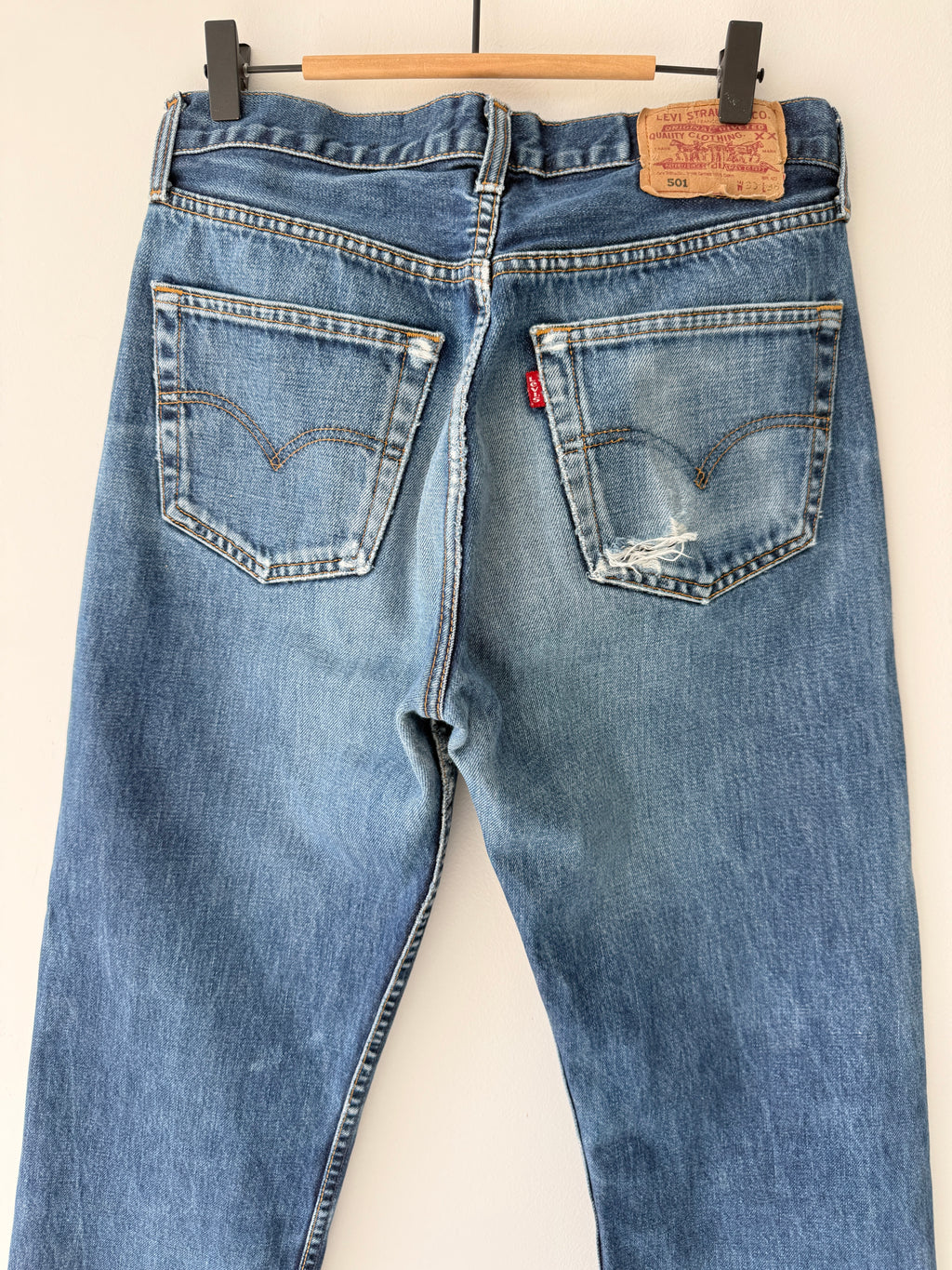 W30 L29 vintage Levis 501 29/30” measured waist faded dark blue 501s Y2K denim
