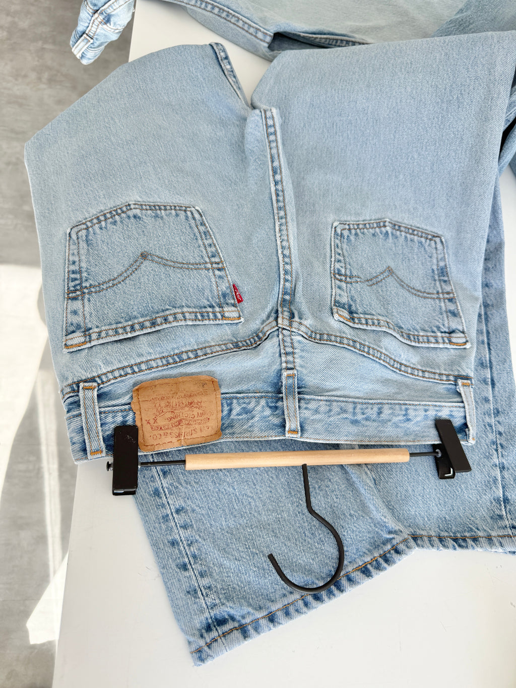 W27 L29 vintage Levis 501 27” measured waist light blue 501s 90s USA student fit denim