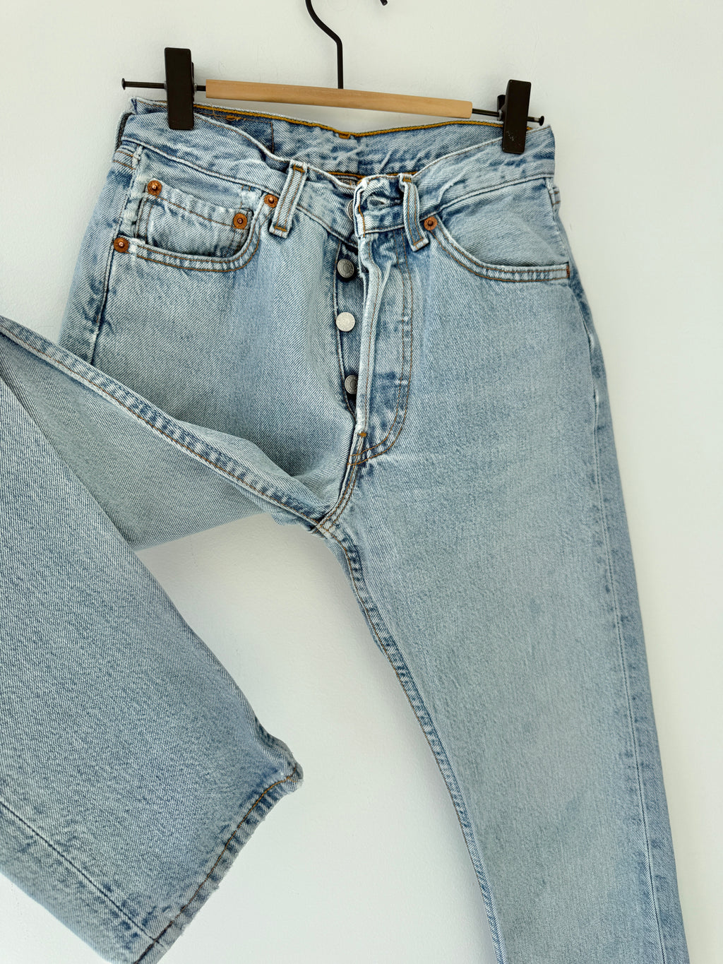 W25 L31 vintage Levis 501 24/25” measured waist light blue 90s 501s