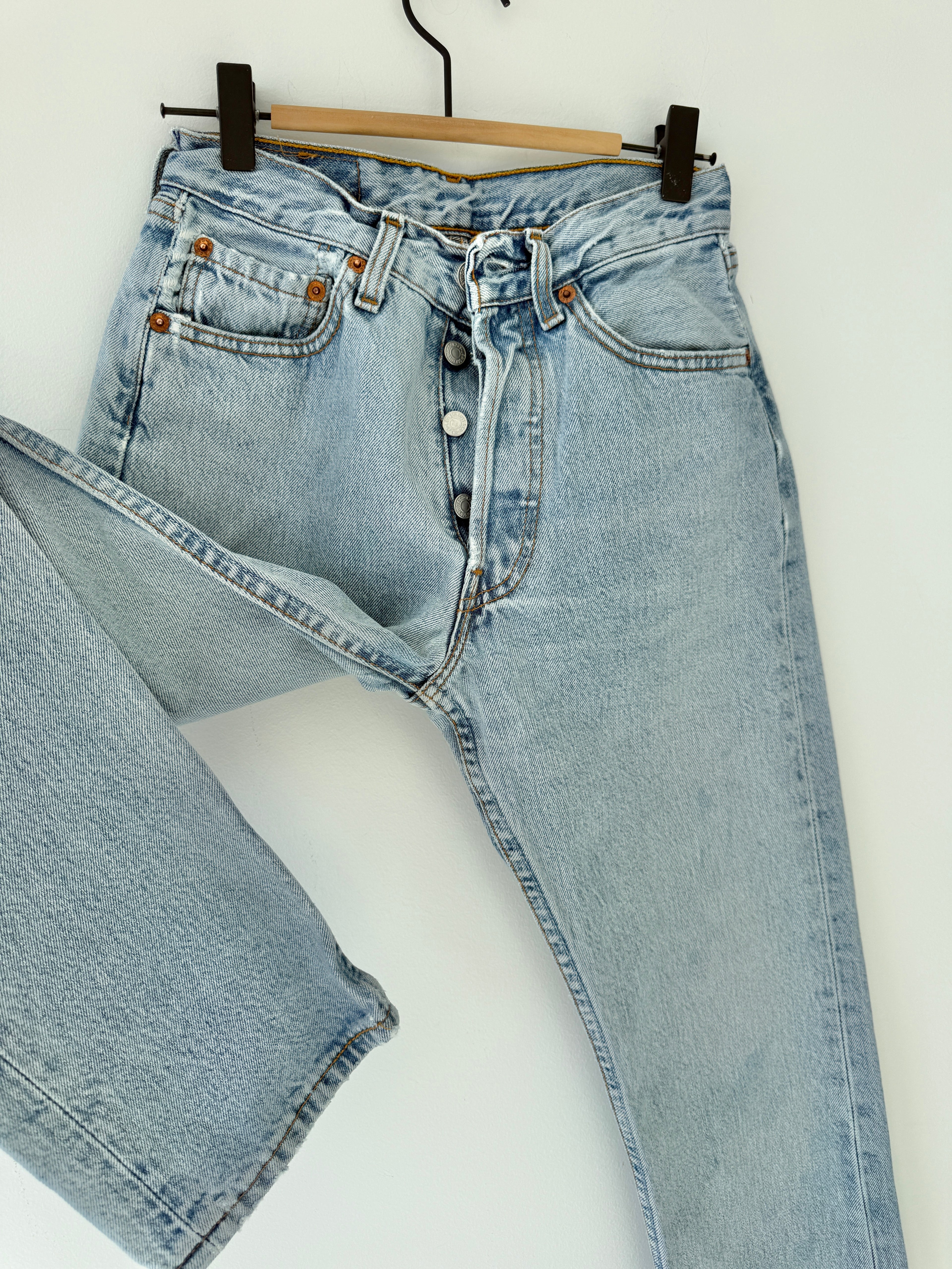 W25 L31 vintage Levis 501 24/25” measured waist light blue 90s 501s