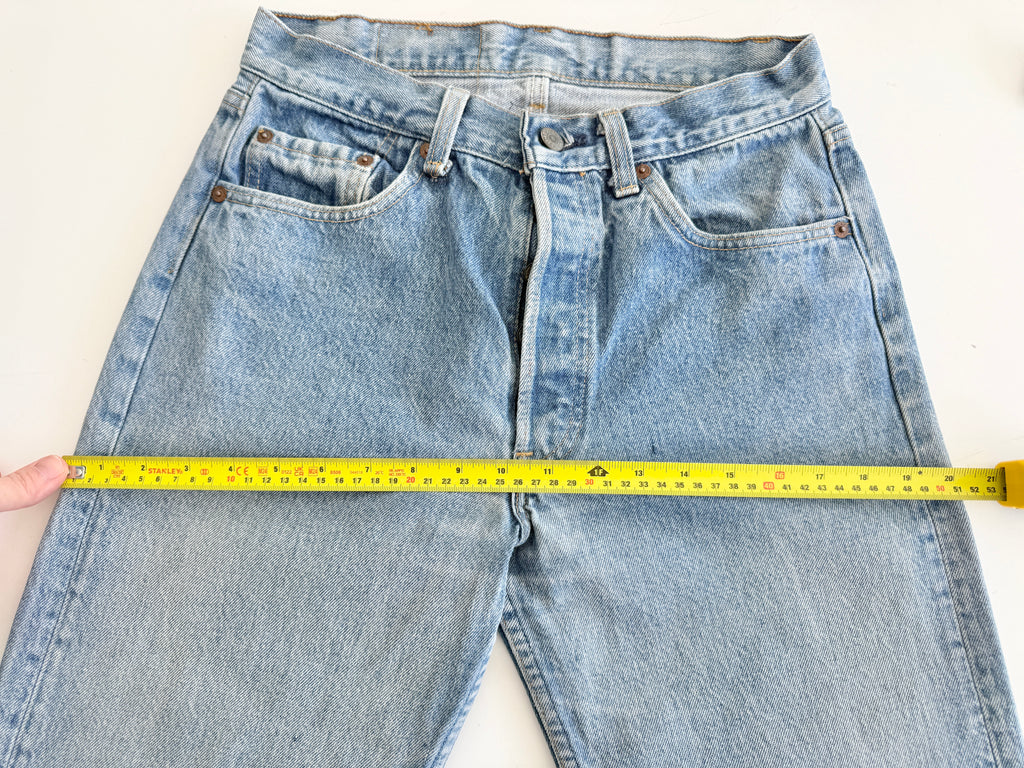 W28 L26 vintage Levis 501 26/28” measured medium faded blue denim 80s Levi’s USA 501s