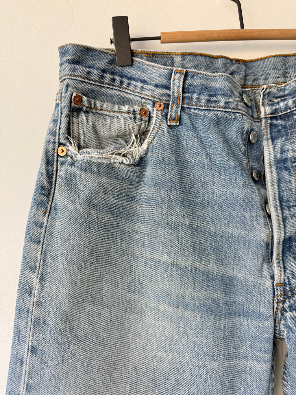 W33 L28 vintage Levis 501 32-33” measured medium faded blue denim Y2K wallet mark well worn in denim