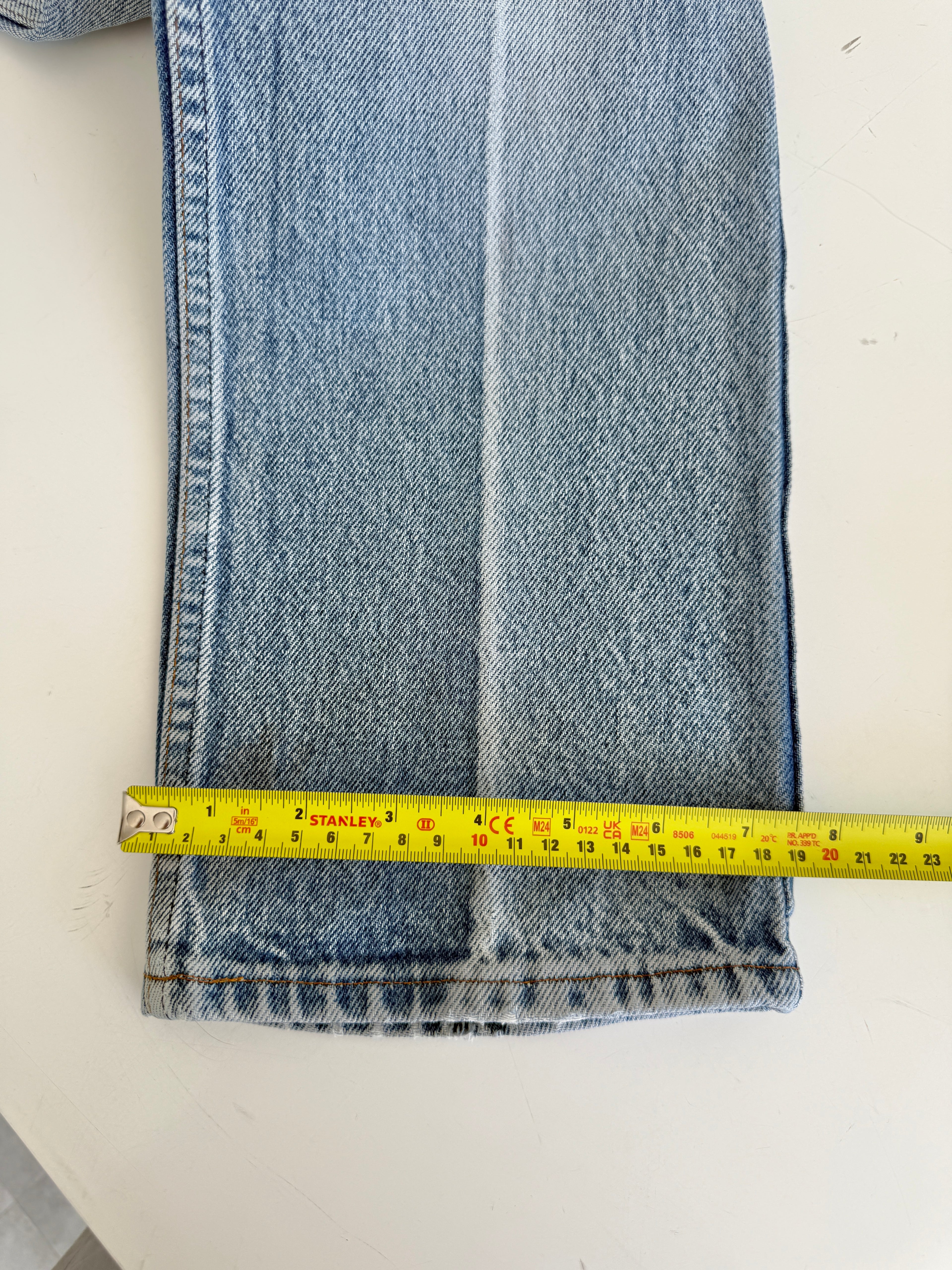 W25 L30 vintage Levis 716 25” measured waist light faded blue USA 70s 716s