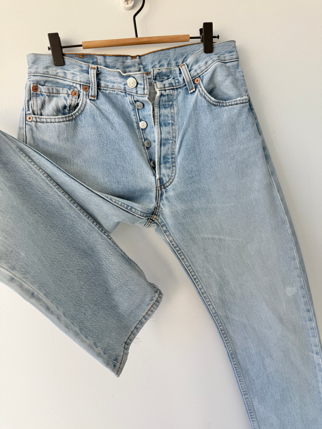 W28 L33 vintage Levis 501 27-28” measured light faded blue made in 90s