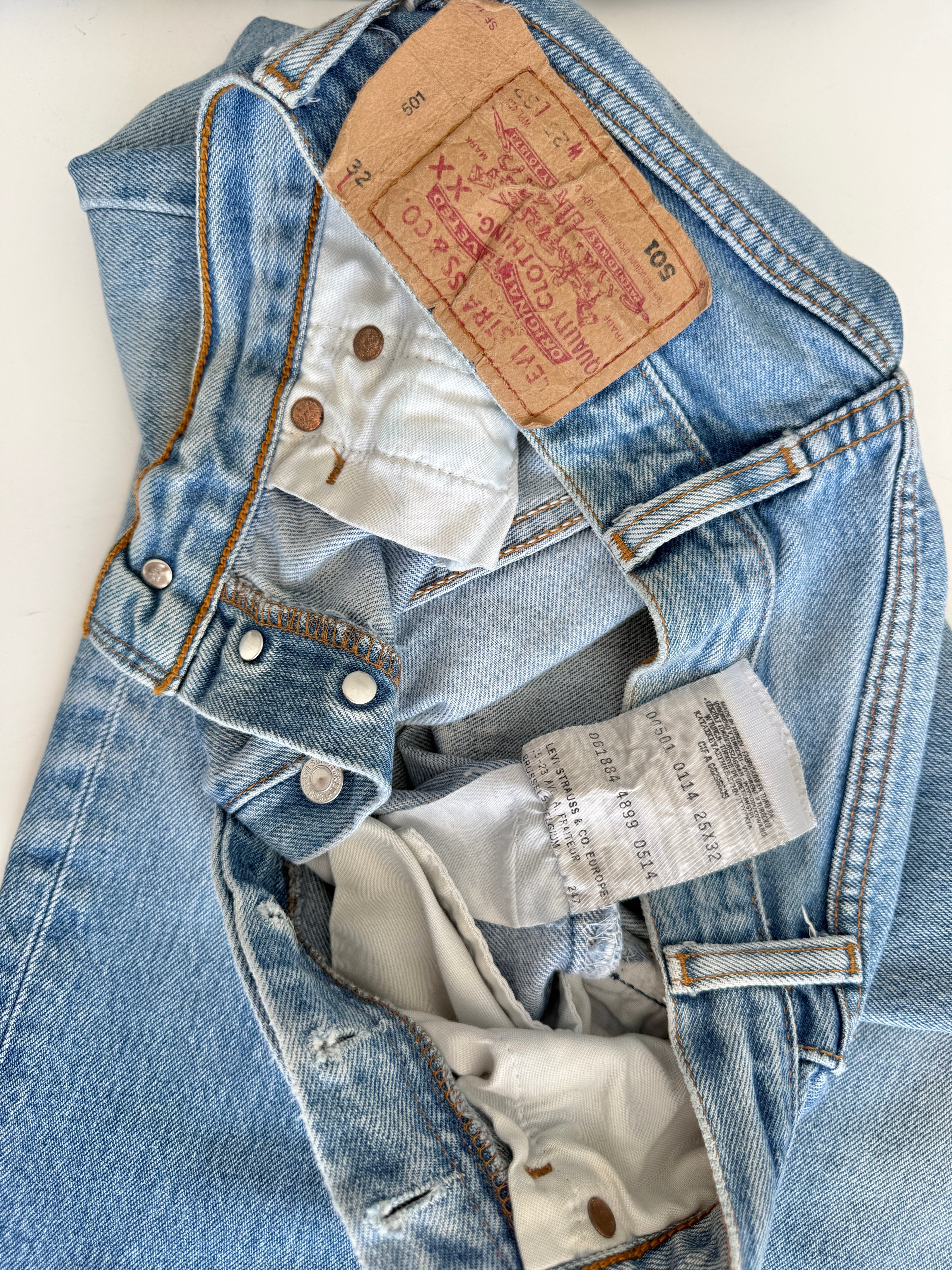 Soft W23 L29 vintage Levis 501 22-24” measured waist medium faded whisker blue 501s 90s