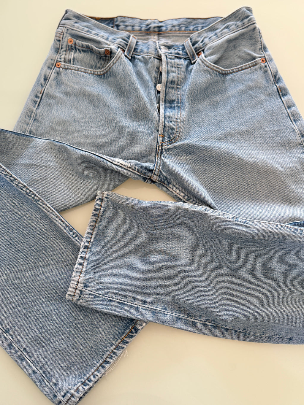 W29 L31 vintage Levis 501 27-28” light medium blue Y2K Levi’s 501s