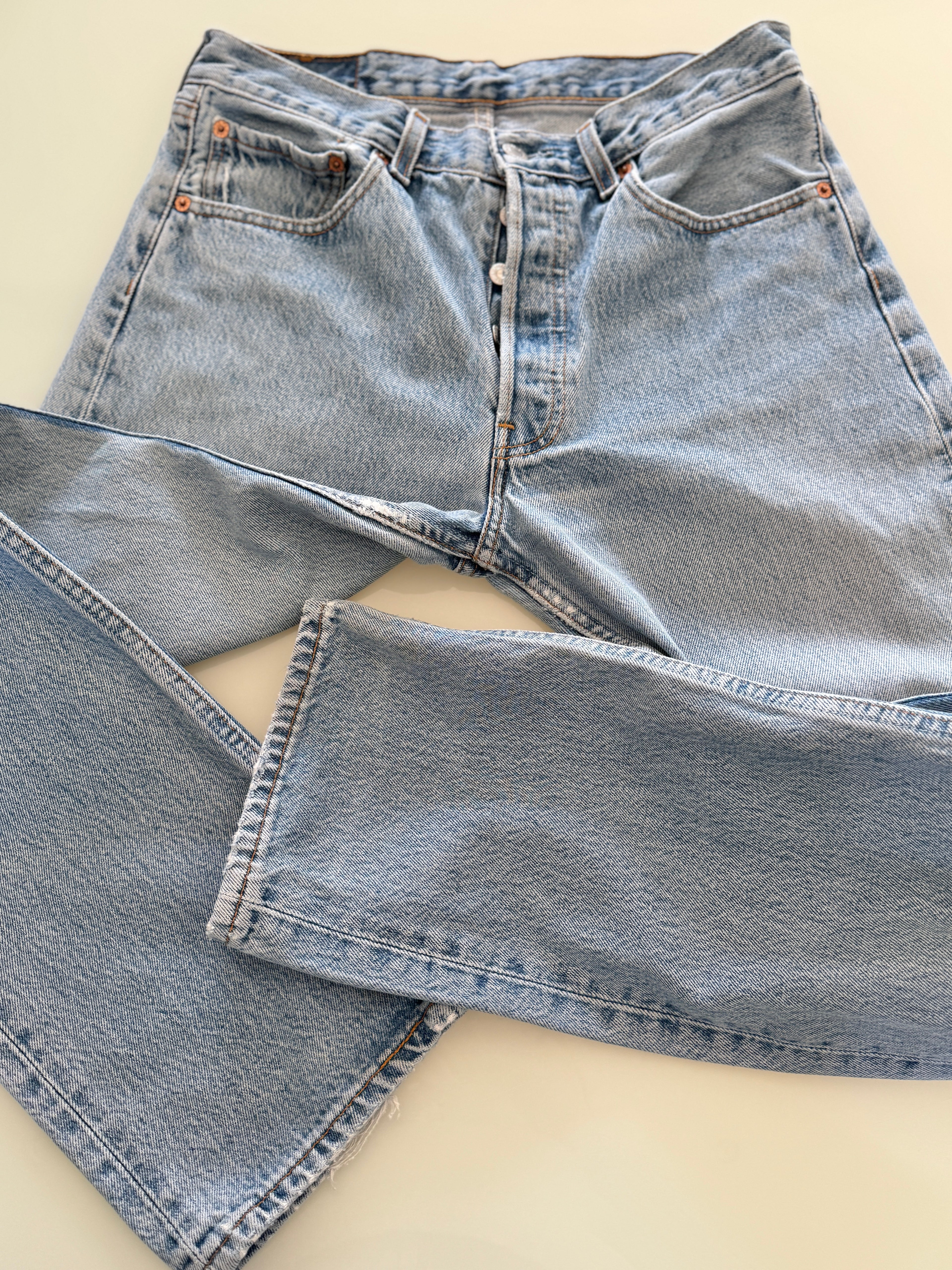 W29 L31 vintage Levis 501 27-28” light medium blue Y2K Levi’s 501s