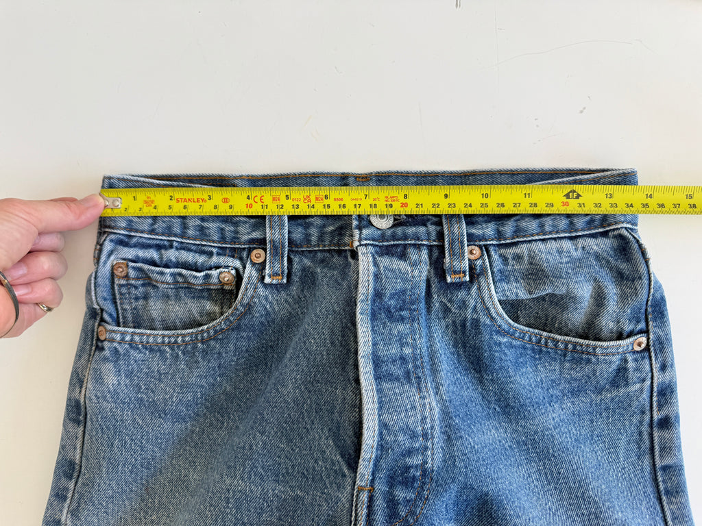 W27 L32 vintage Levis 501s 26/27” measured light blue faded 80s USA 501s