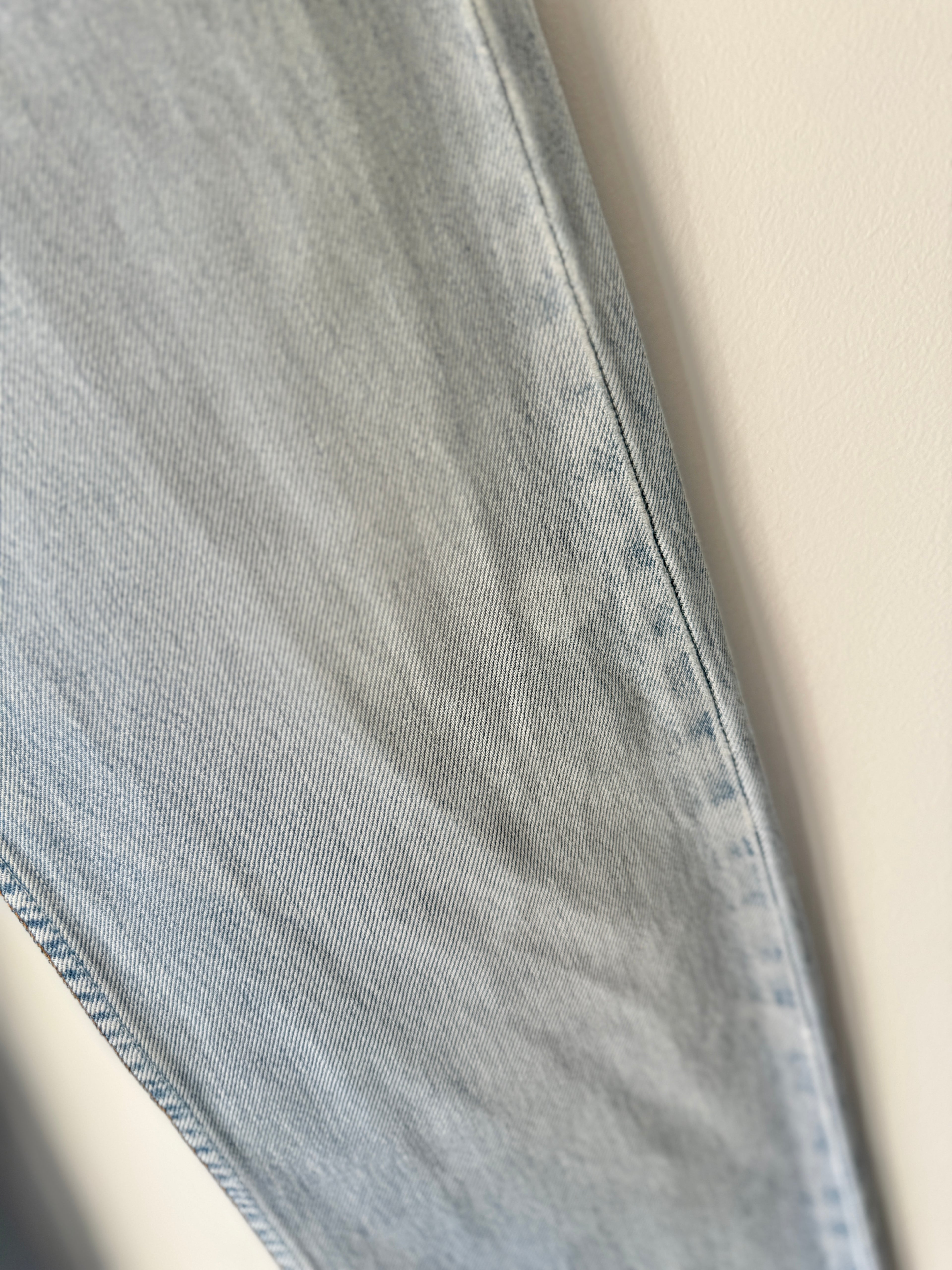 W28 L33 vintage Levis 501 27-28” measured light faded blue made in 90s