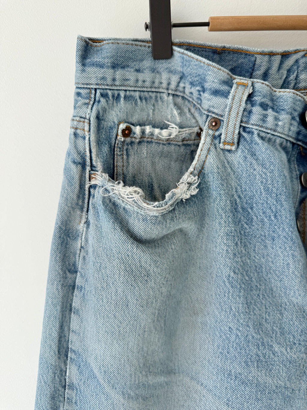 Soft denim W34 L29 vintage Levis 501 33/34” measured waist light faded blue distressed USA 90s 501s