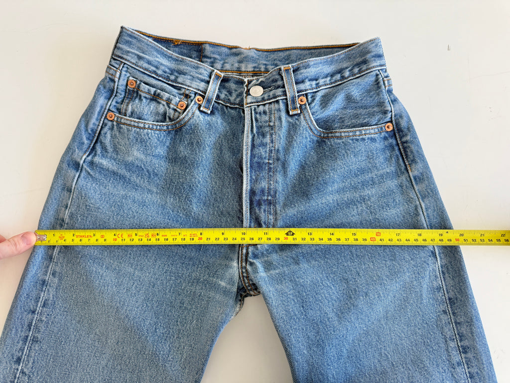 W26 L30 vintage Levis 501 25-26” medium blue 90s Levi’s 501s