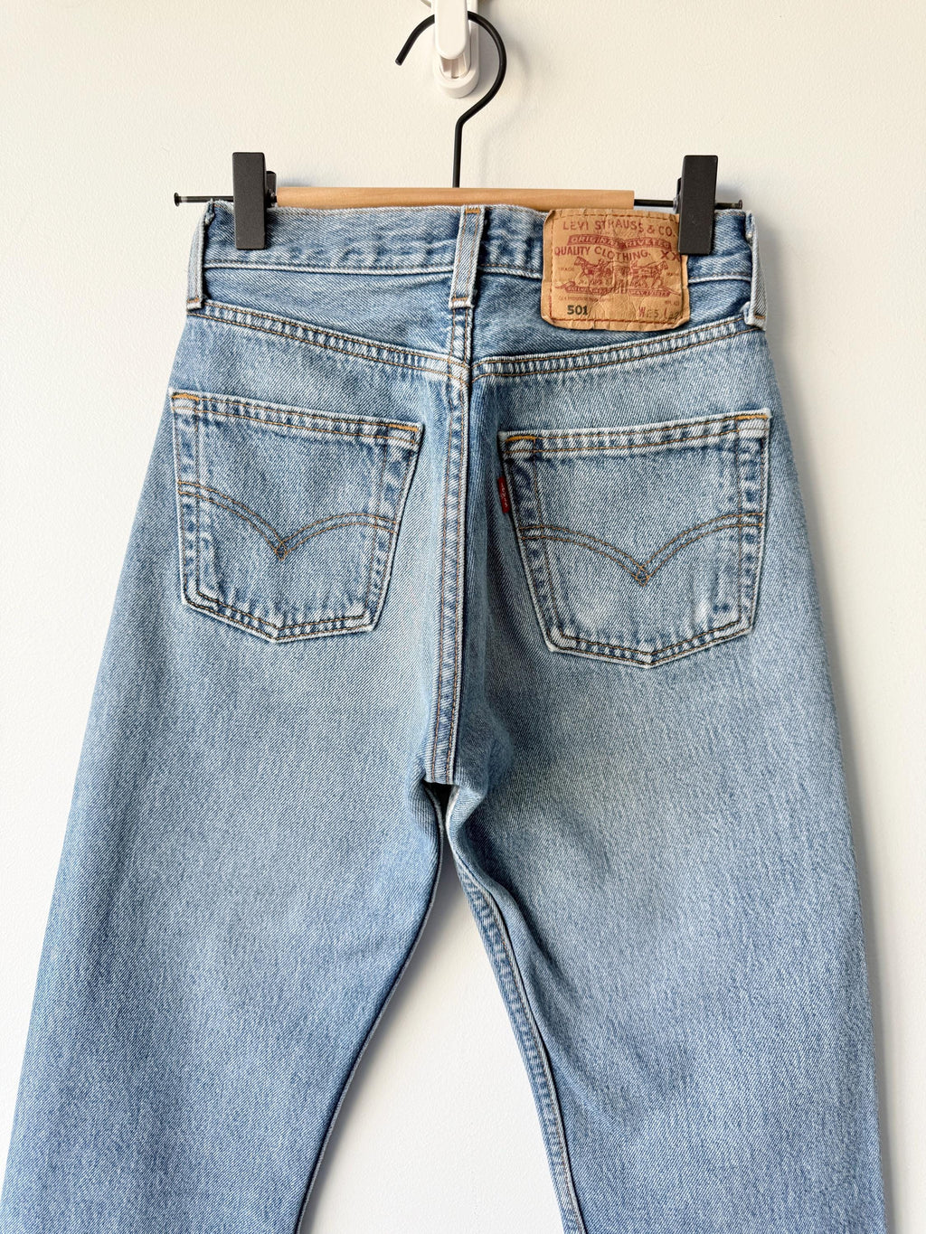 W23 L30 vintage Levis 501 22-23” measured medium blue made in 90s )