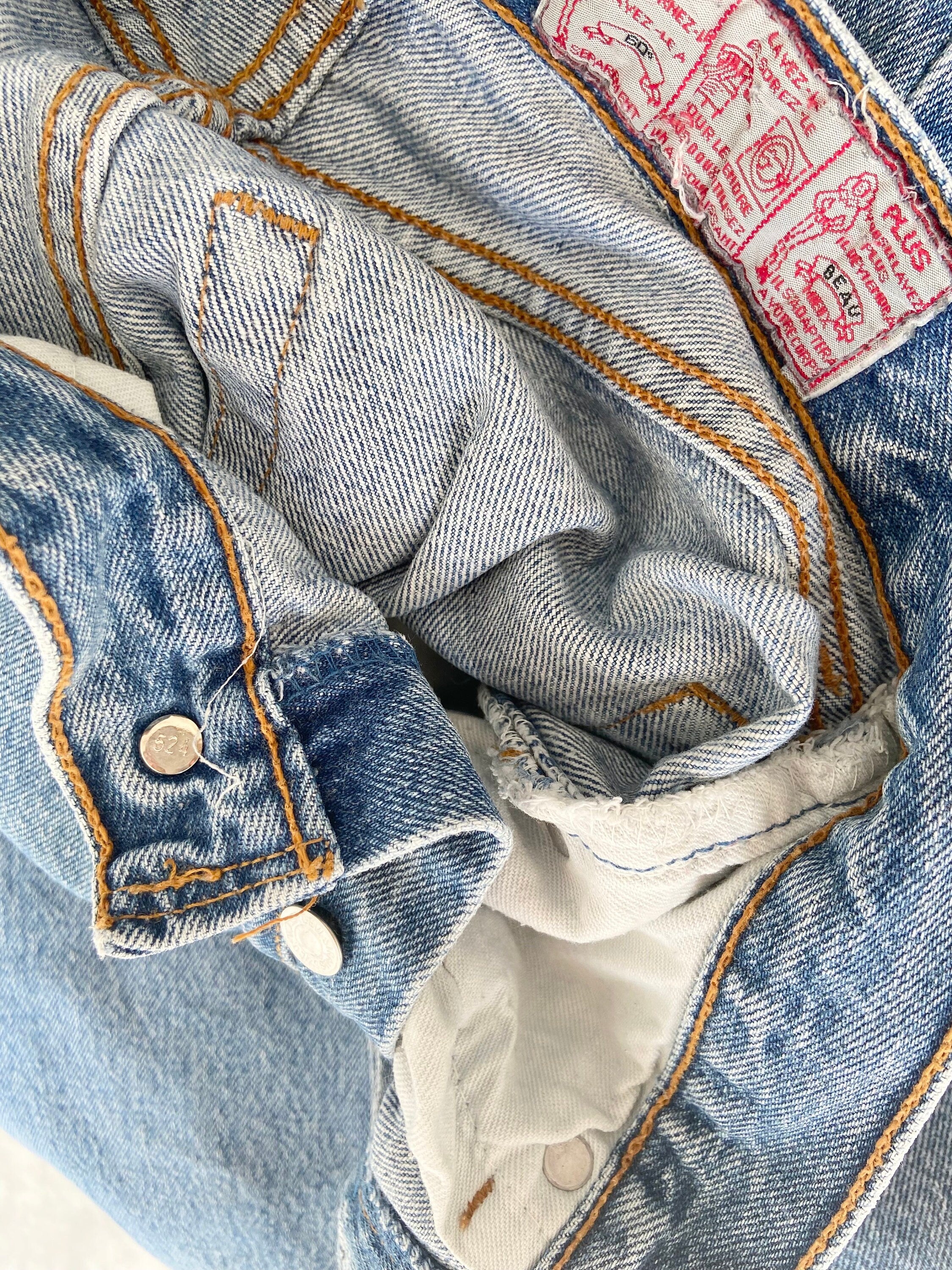 Vintage Levi’s 901  w26” L28” made in USA  Faded medium blue denim