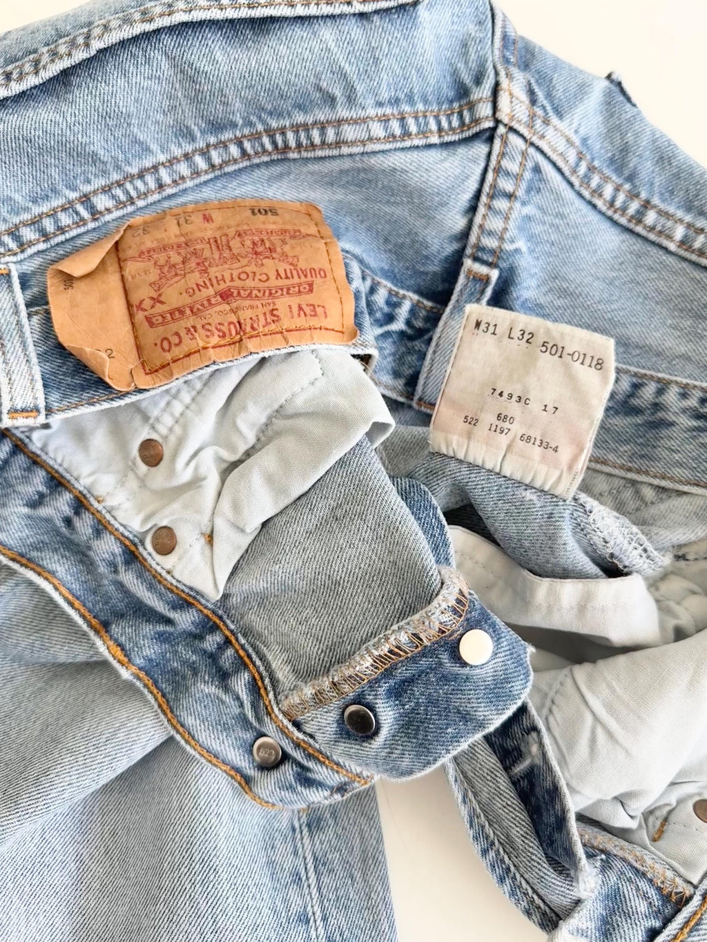 W29 L31 vintage Levis 501 28-29” measured waist faded medium blue made in USA 90s