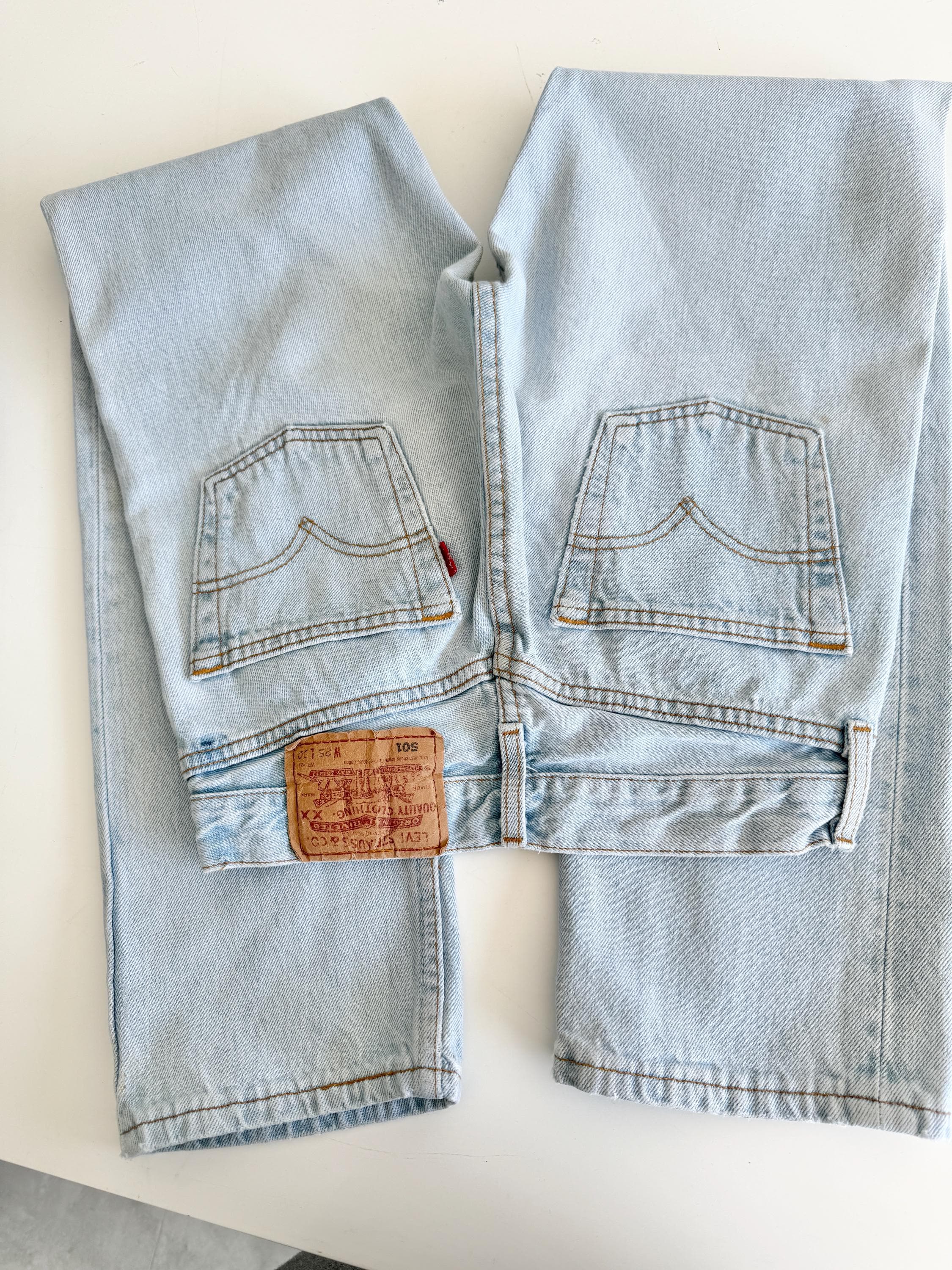 W23 L28 Levis 501 vintage 22-23” waist light blue 501s made in France 90s