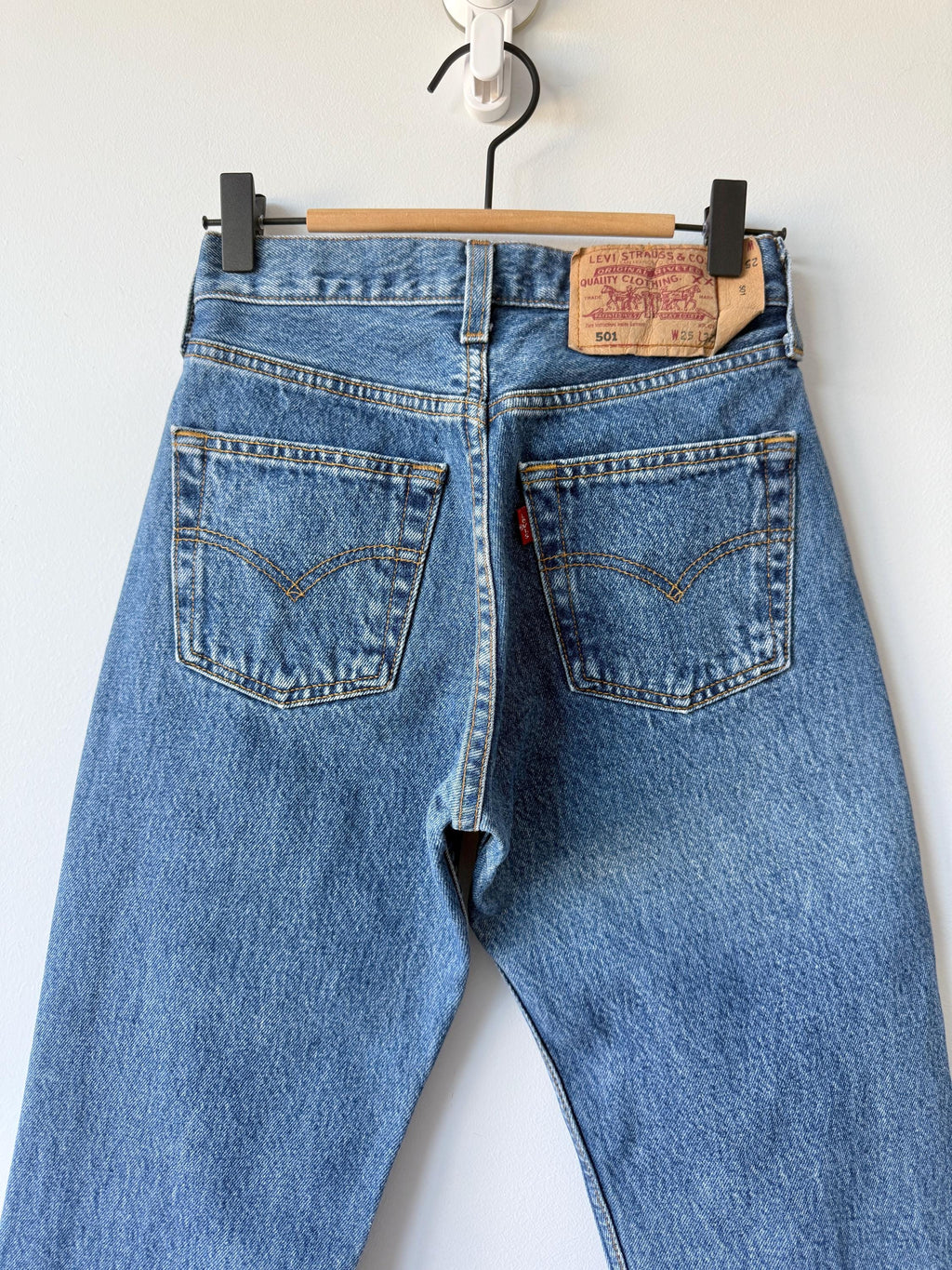 W23 L31 Levis 501 vintage 22-23” measured waist dark blue made in Croatia  Y2K hol