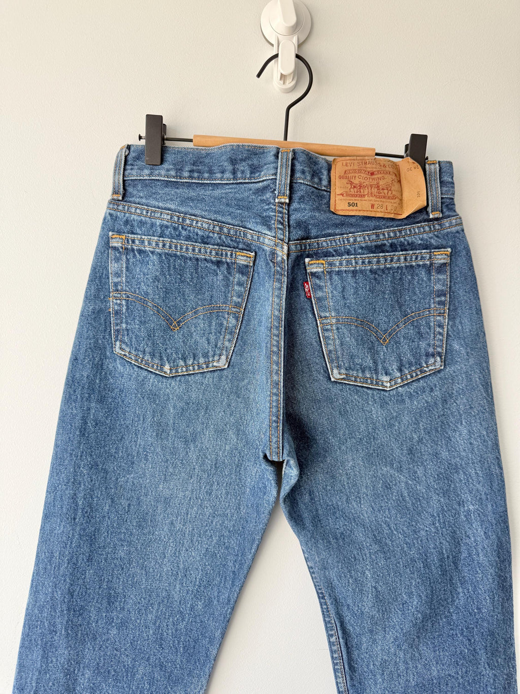 W27 L29 Levis 501 vintage 26-27” measured waist dark blue made in USA 90s