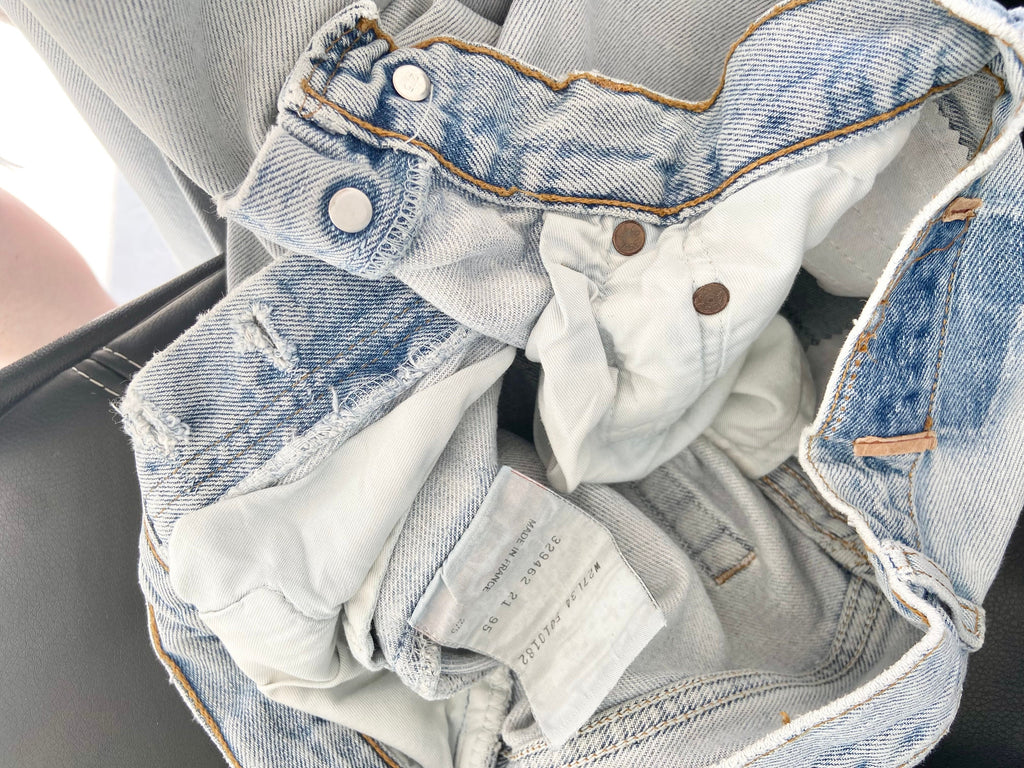 w25 L32 Vintage Levi’s 501 jeans stone wash light distressed soft made in France 1995 faded blue