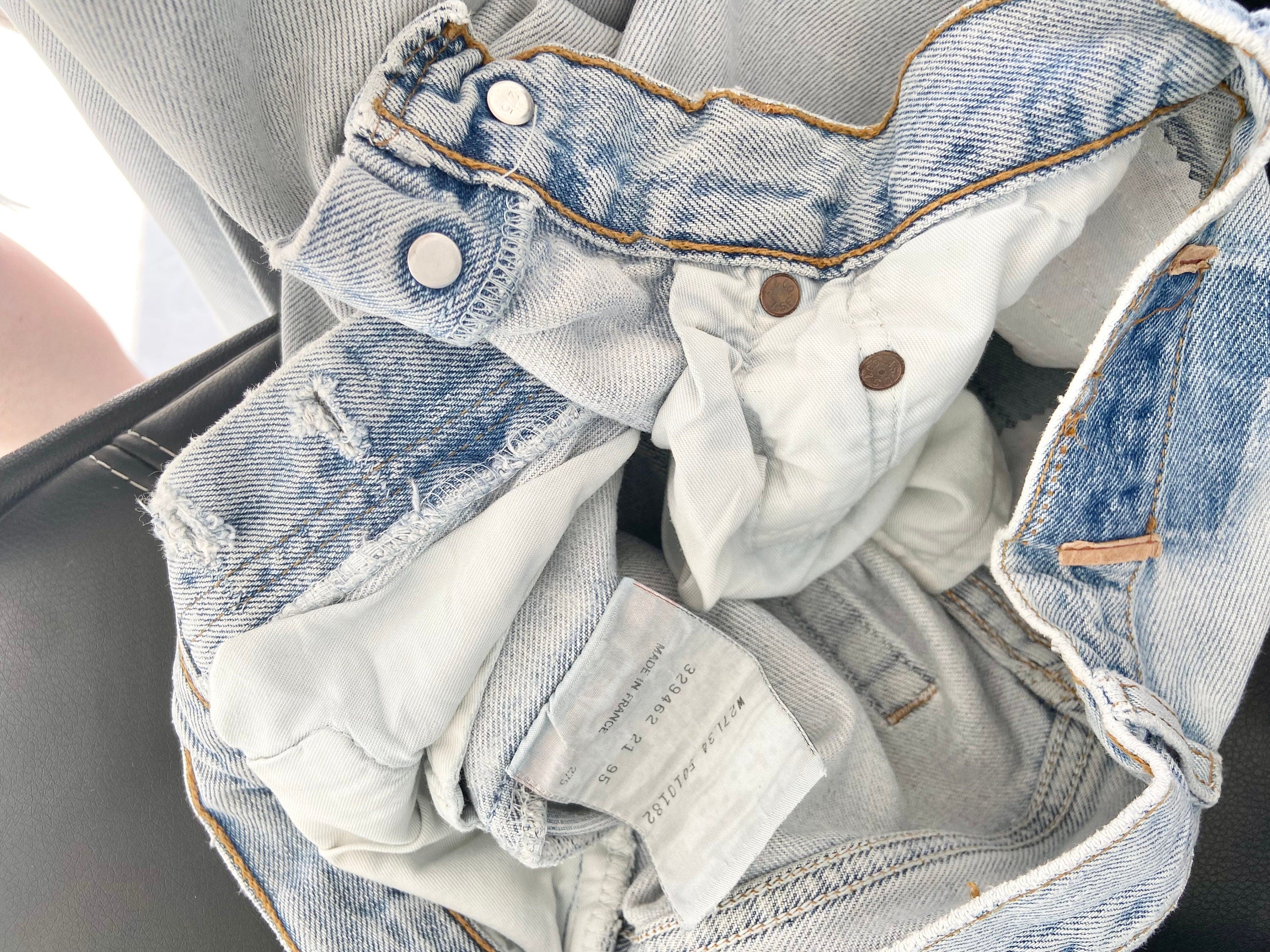 w25 L32 Vintage Levi’s 501 jeans stone wash light distressed soft made in France 1995 faded blue