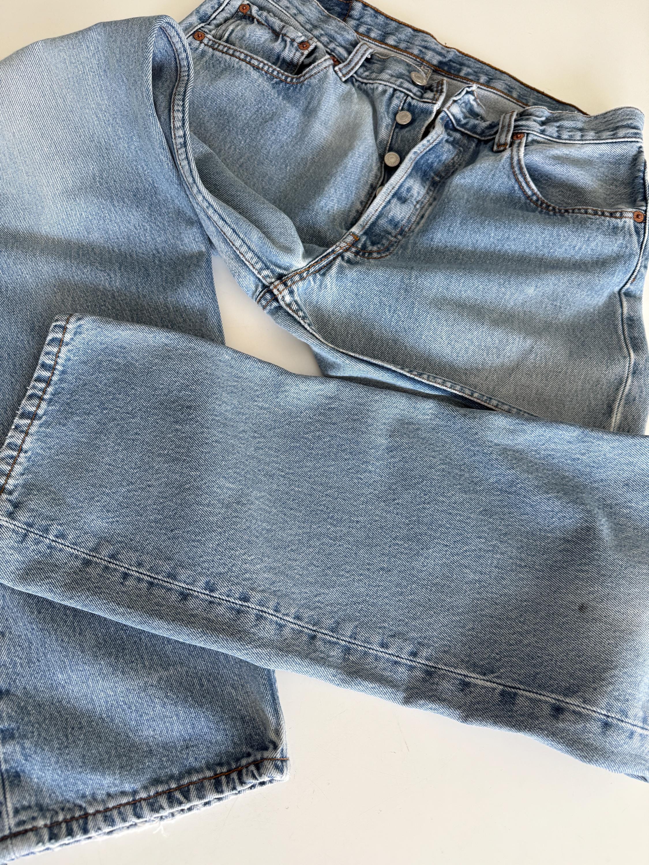 W31 L31 vintage Levis 501 30-31” measured waist medium blue denim made in Y2K