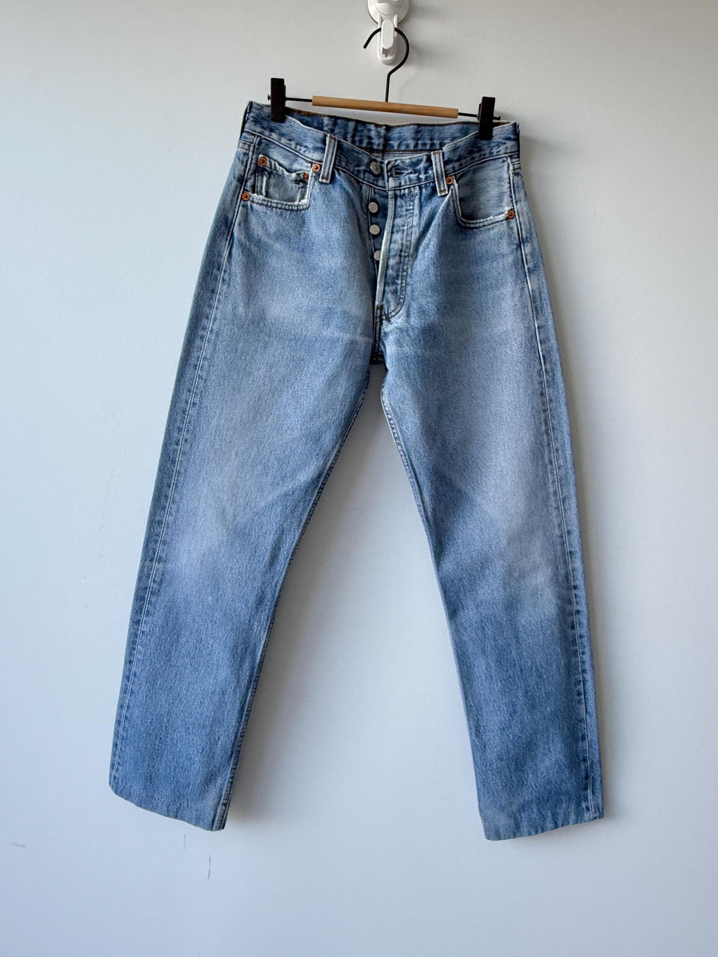 W29 L29 Levis 501 vintage 28-29” measured waist medium blue made 90s wallet mark