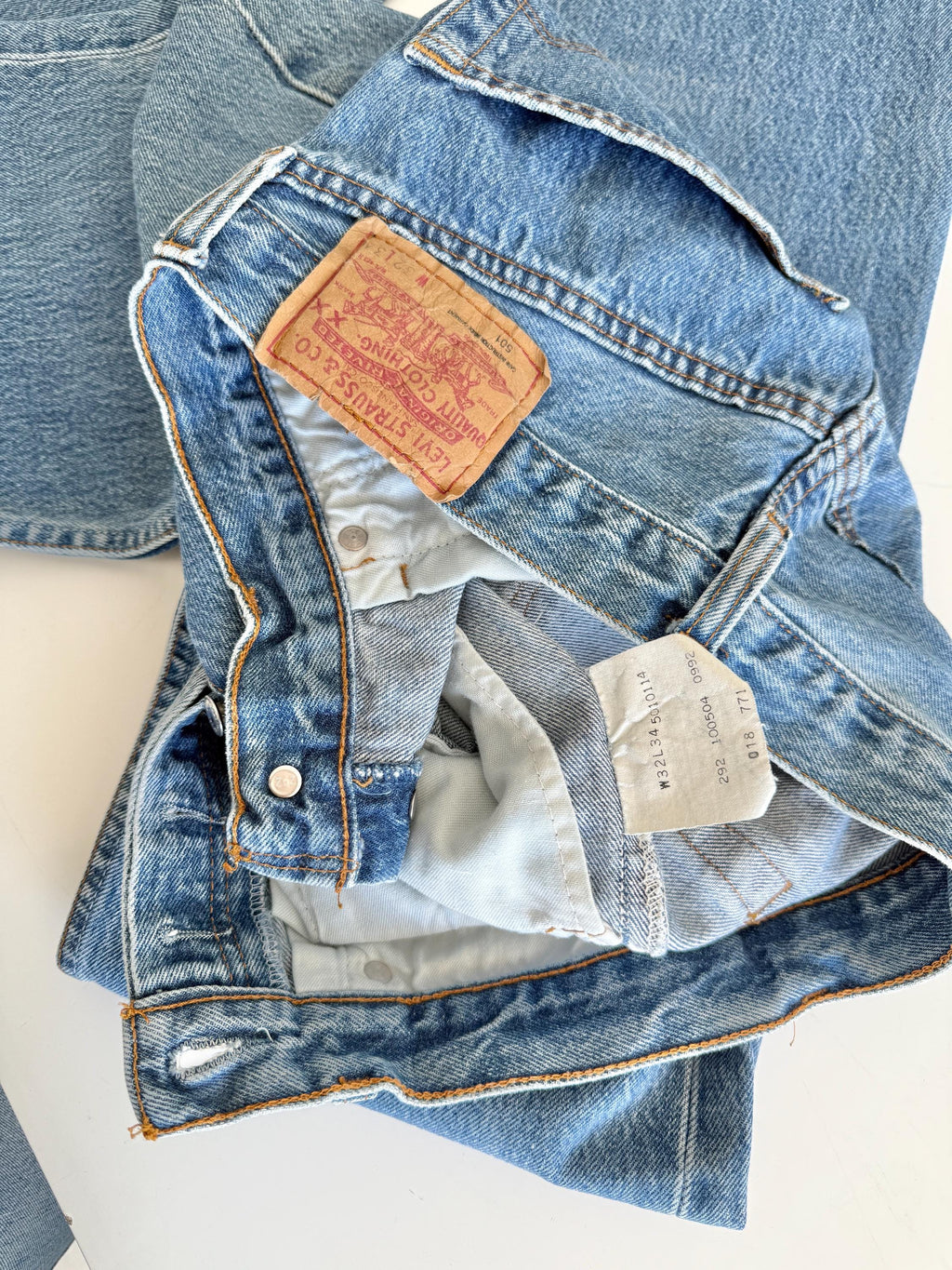 w30 L33 Levis 501 vintage 29-30” waistmedium blue 501s made in Spain 90s straight leg jeans 501