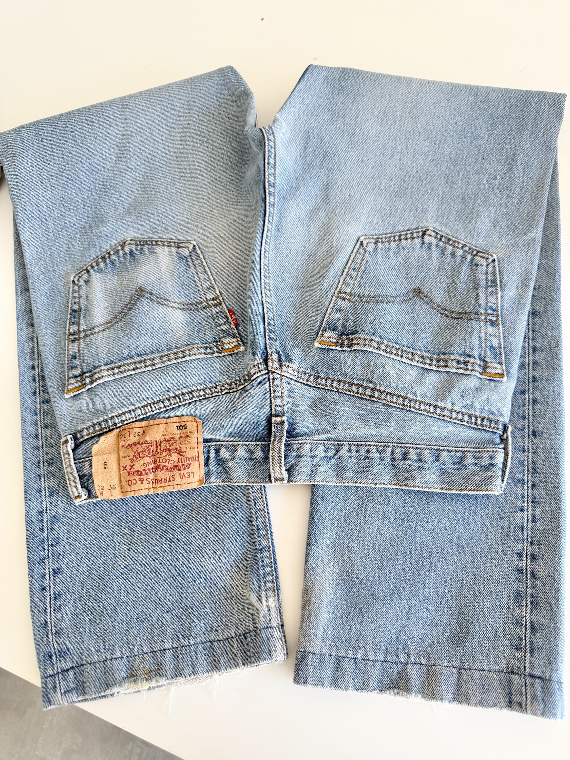 W30 L29 Levis 501 vintage 29-30” measured waist medium light blue worn out marks y2k made in Hungary wallet mark