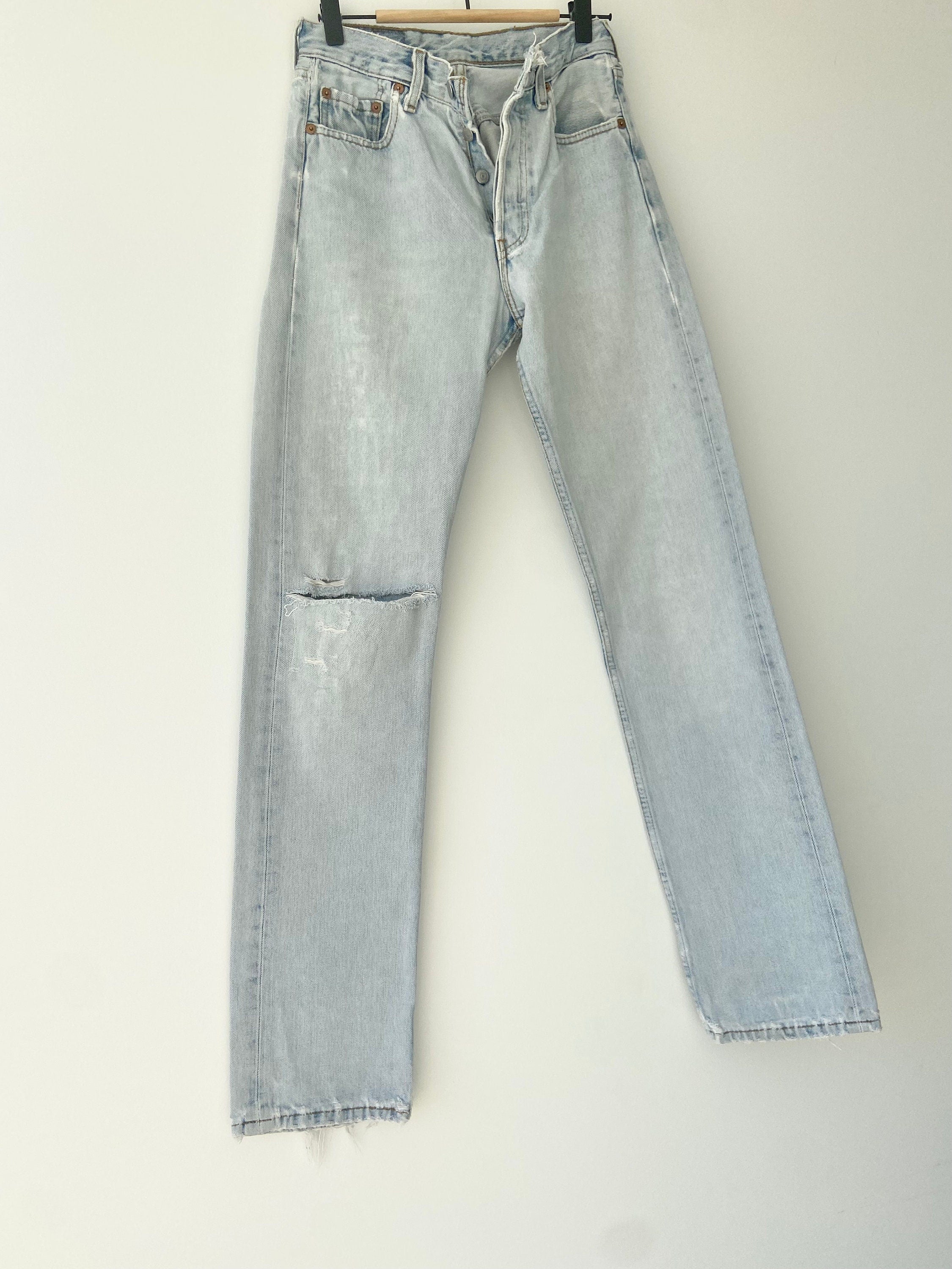 w25 L32 Vintage Levi’s 501 jeans stone wash light distressed soft made in France 1995 faded blue