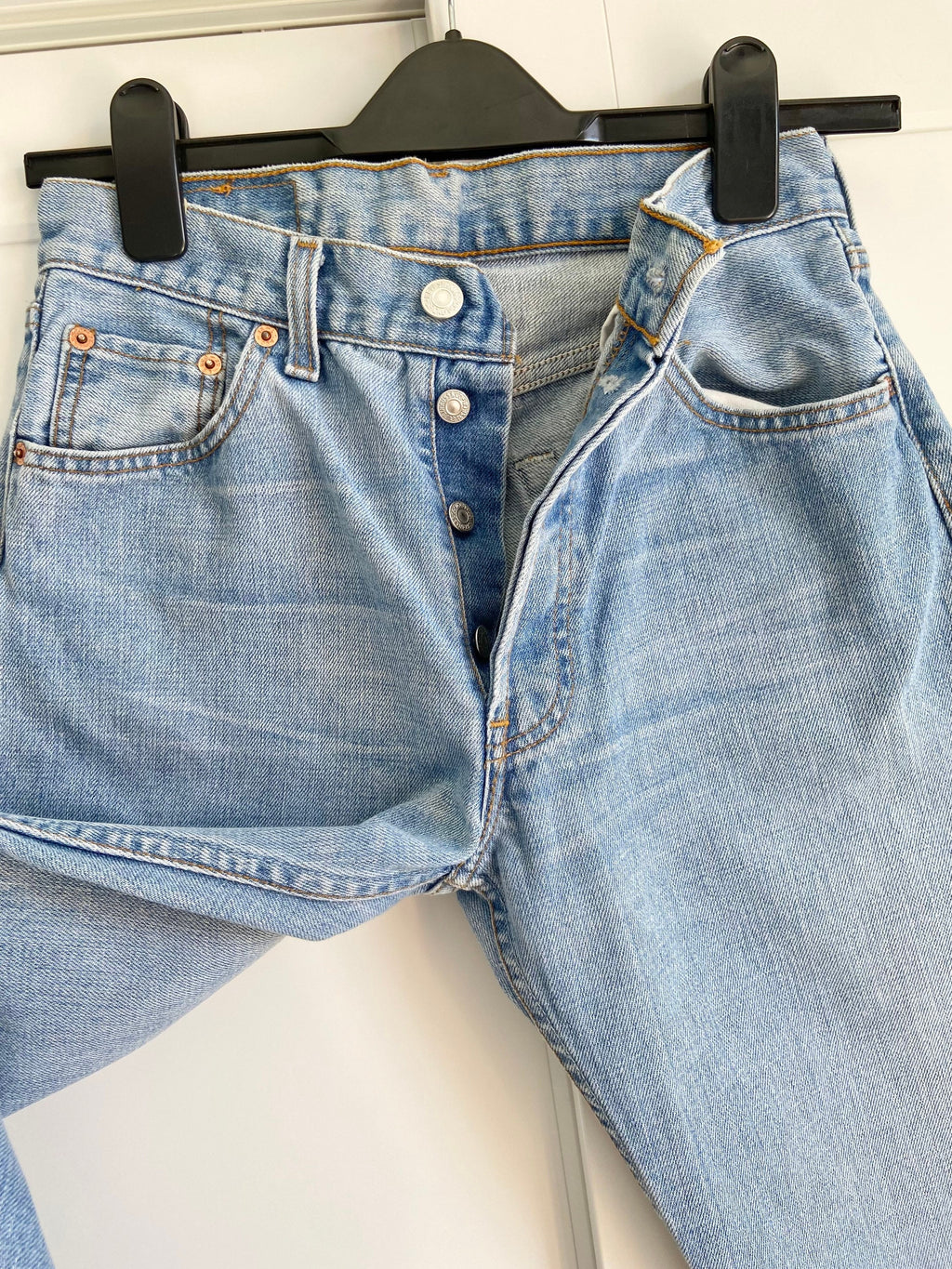 w26 L27 Vintage levis 501 made in Hungary