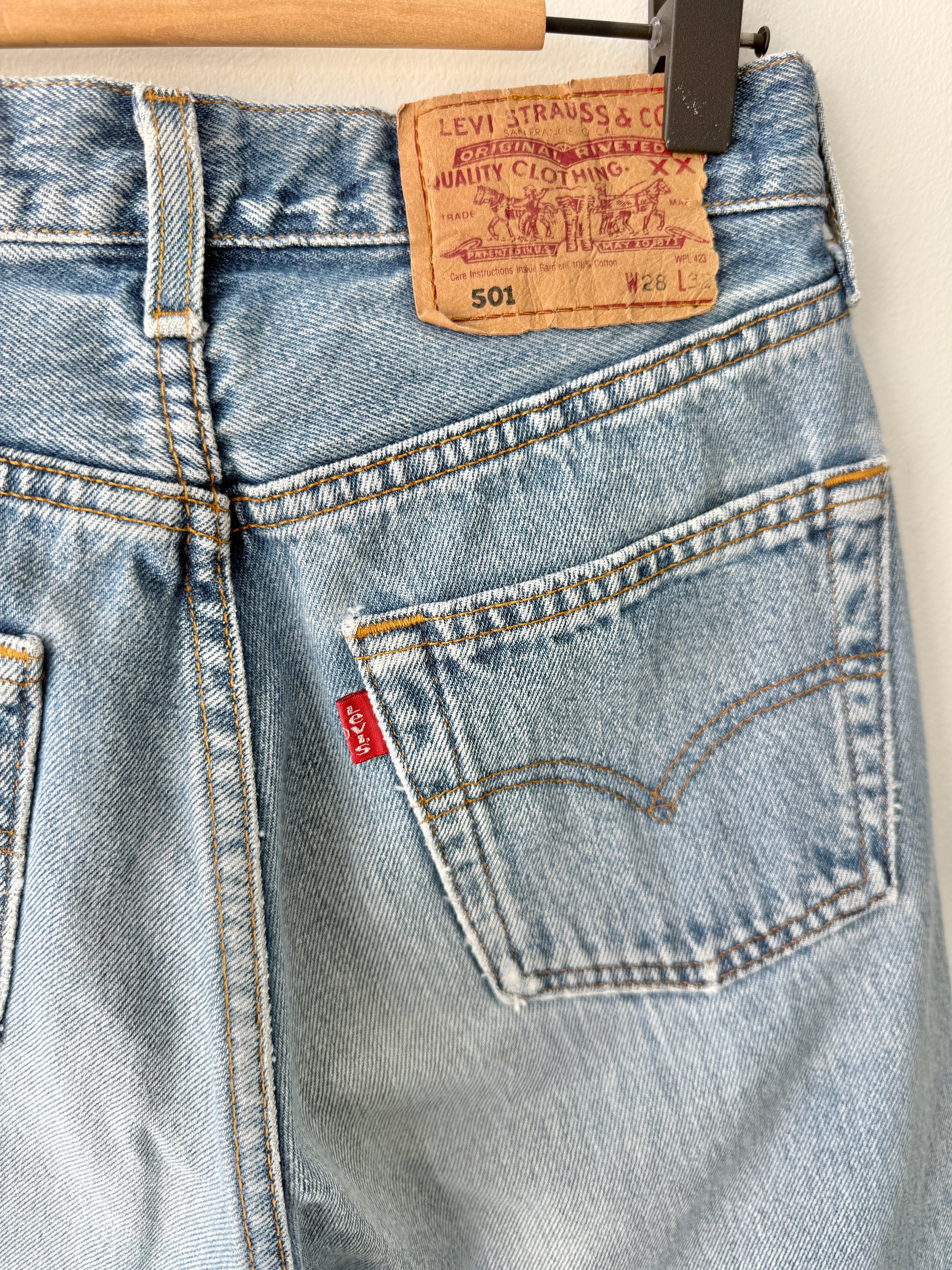 W26 L30 vintage Levis 501 25/26” measured waist medium light blue 501s 90s nl