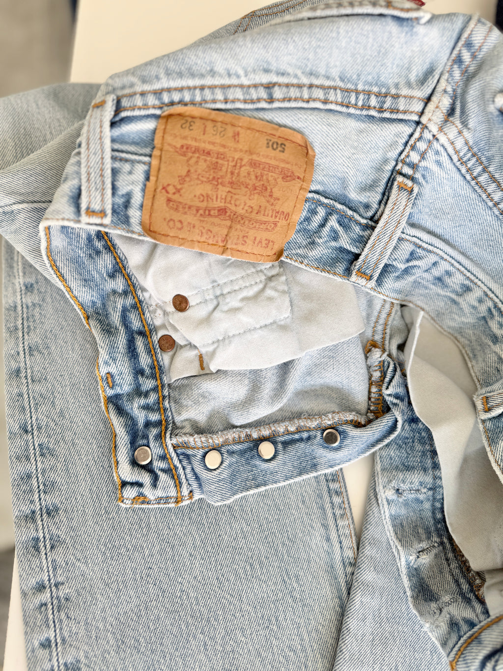 W24 L31 vintage Levis 501 23-24” measured light blue fade denim 90s Levi’s 501s USA