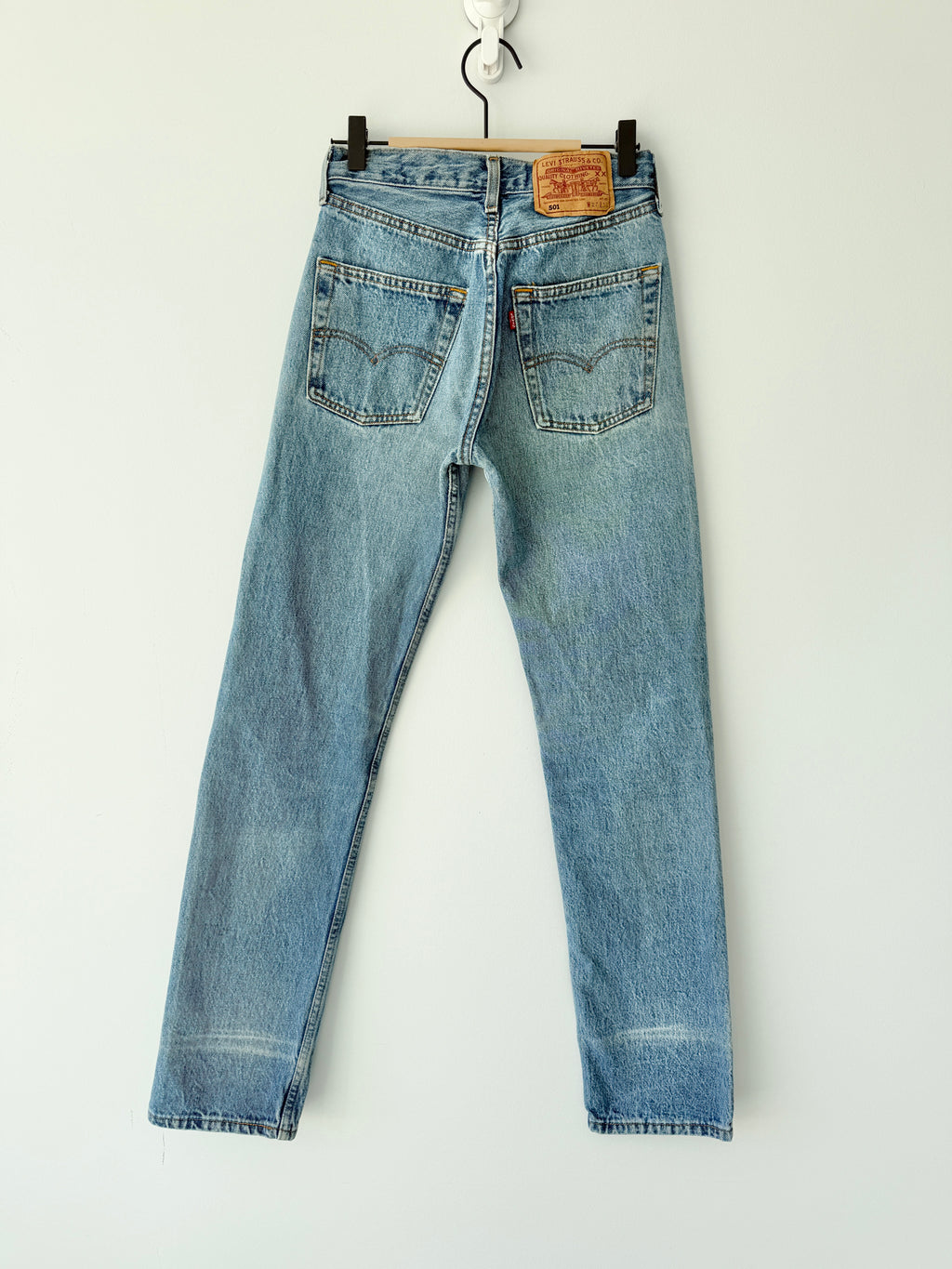 W25 L32 vintage Levis 501s 24/25” measured medium fade blue denim Levi’s 501s 90s