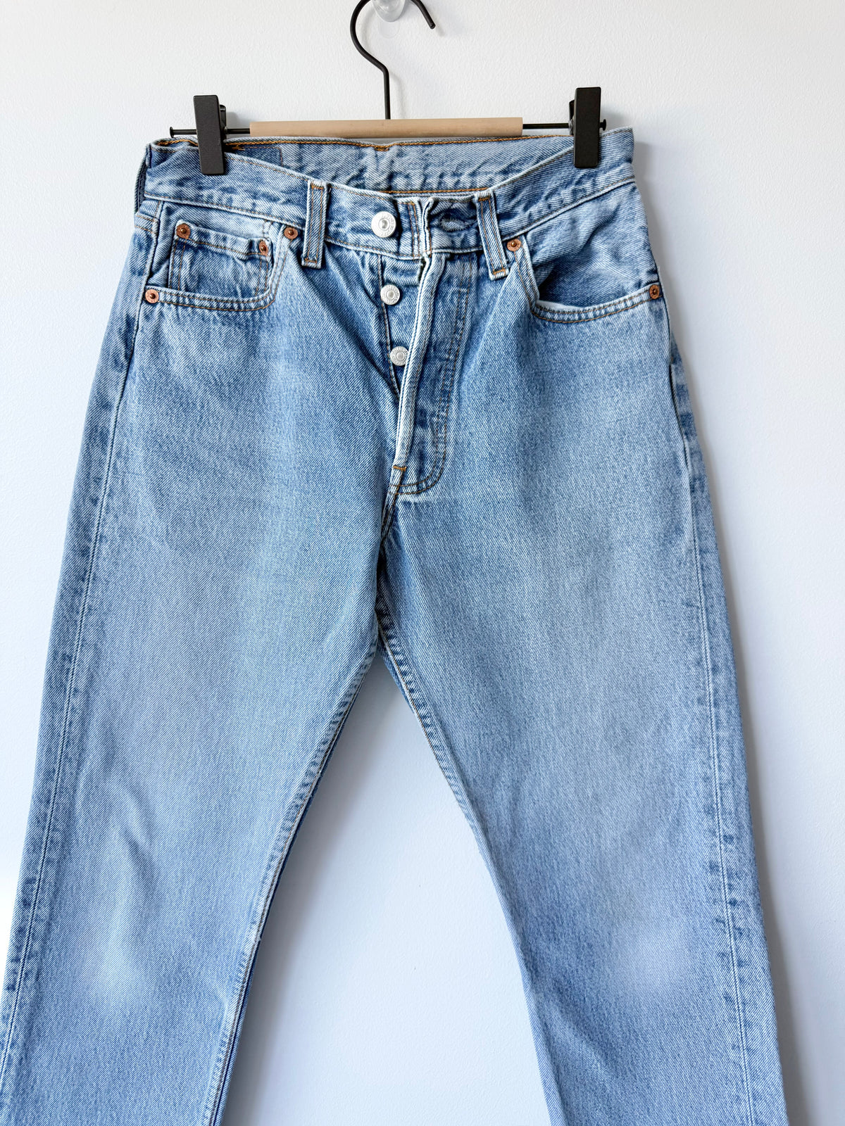 W25 L28 vintage Levis 501 medium blue faded 25” measured waist 90s levis 501s