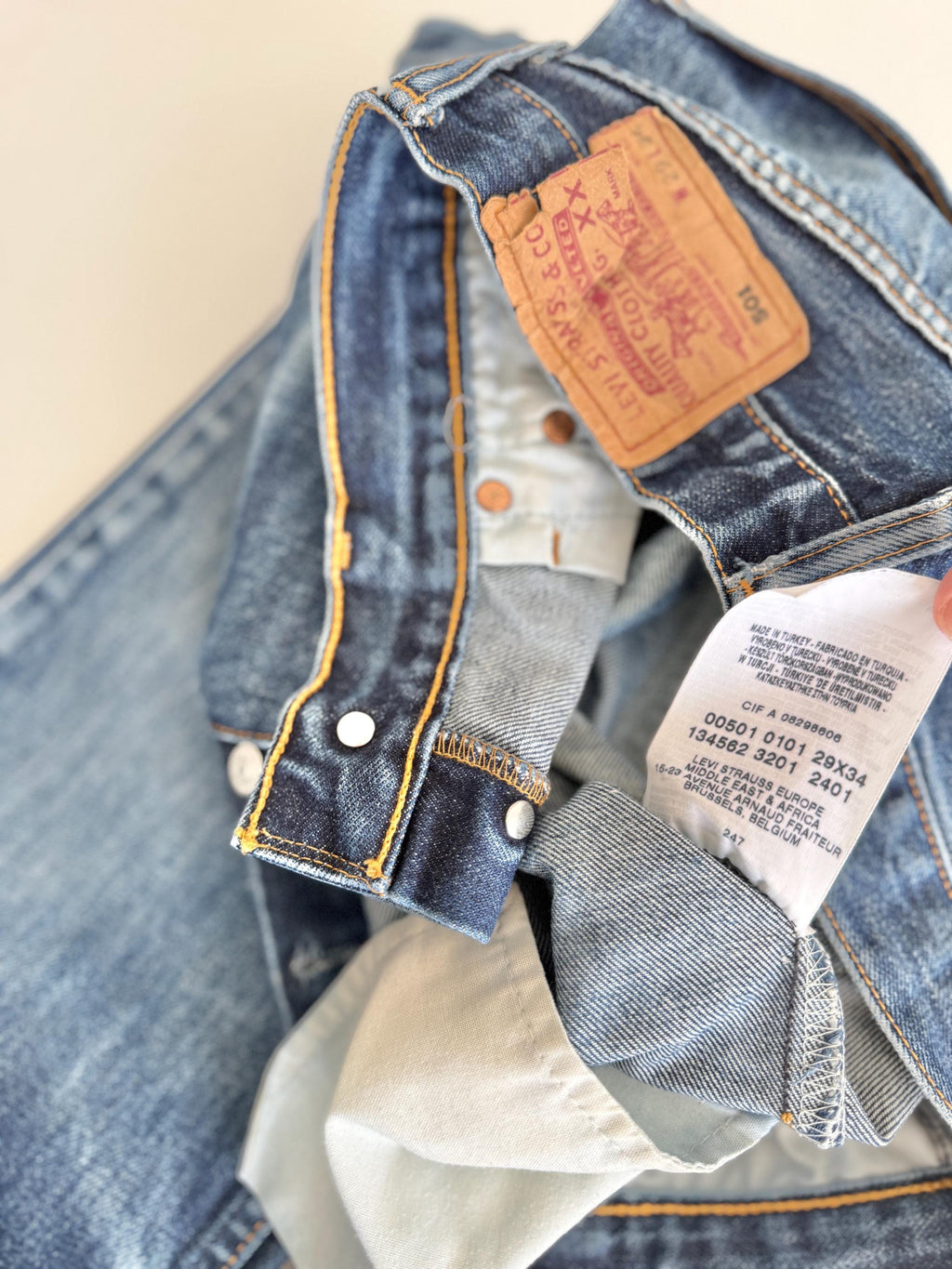 W26 L32 Levis 501 vintage 25-26” measured waist dark blue whiskers faded made in y2k