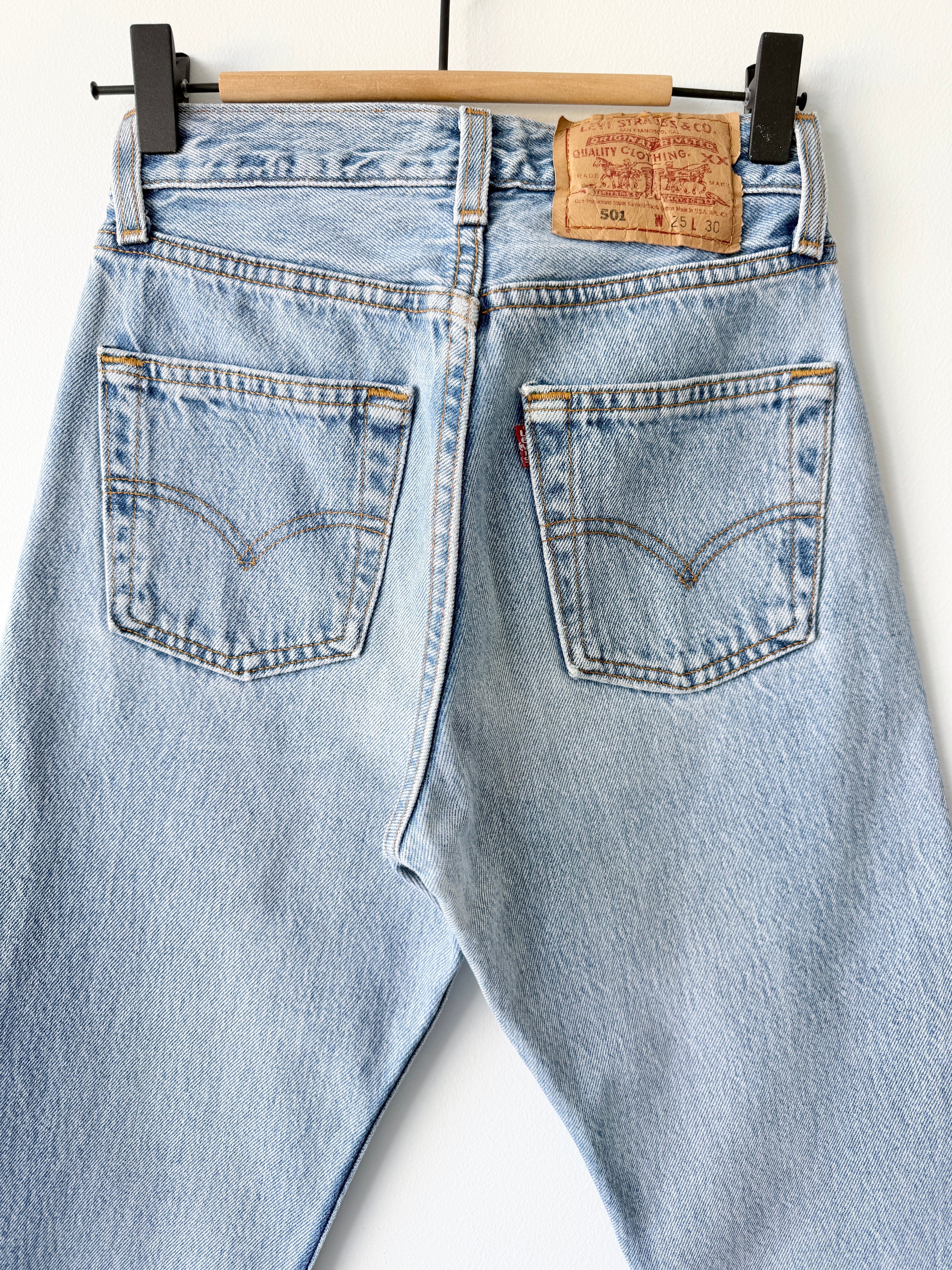 W23 L30 vintage Levis 501s 22/23” light medium blue Levi’s 501s 90s