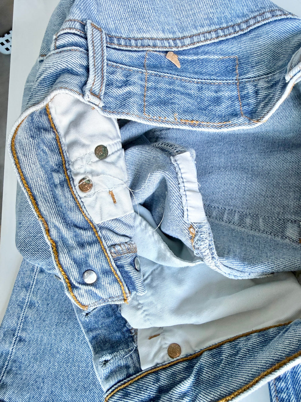 W25 L29 vintage Levis 501 light blue faded 24/25” measured waist 90s levis 501s