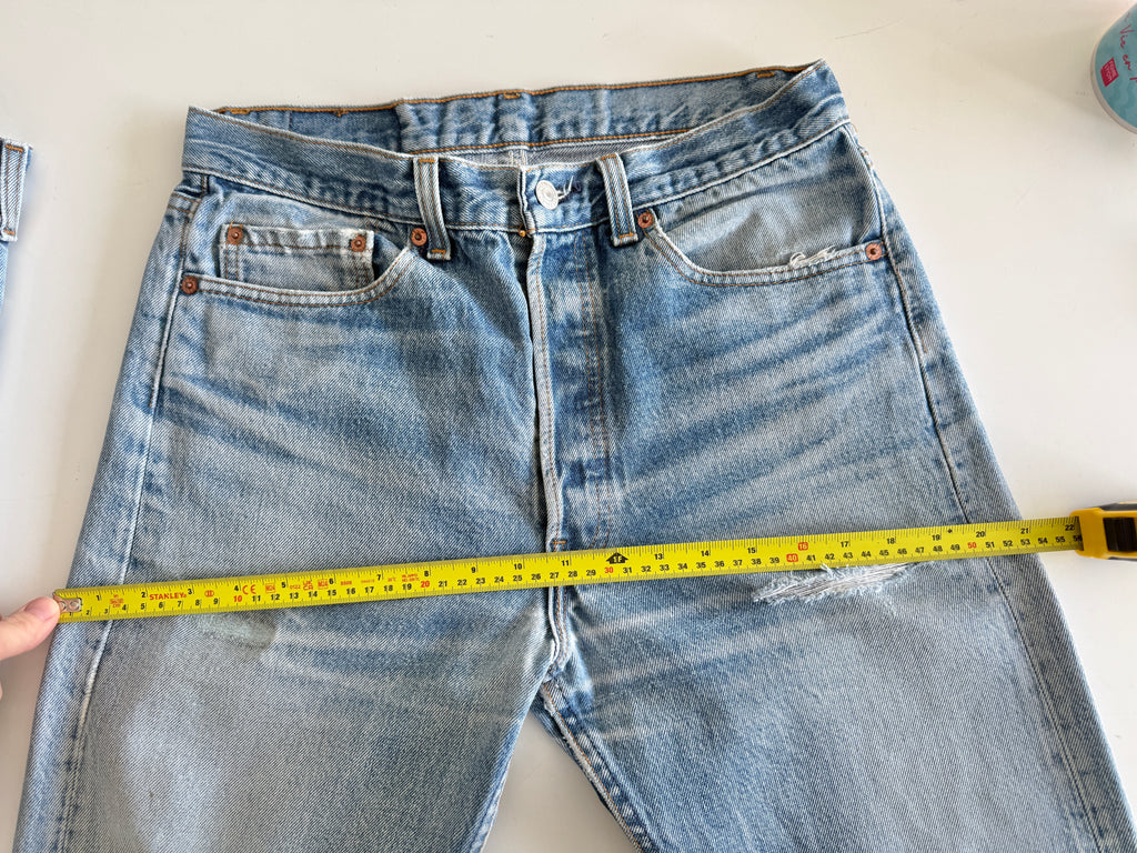 W30 L31 vintage Levis 501 29-30” measured dark whiskers faded blue 90s USA Levi’s 501s