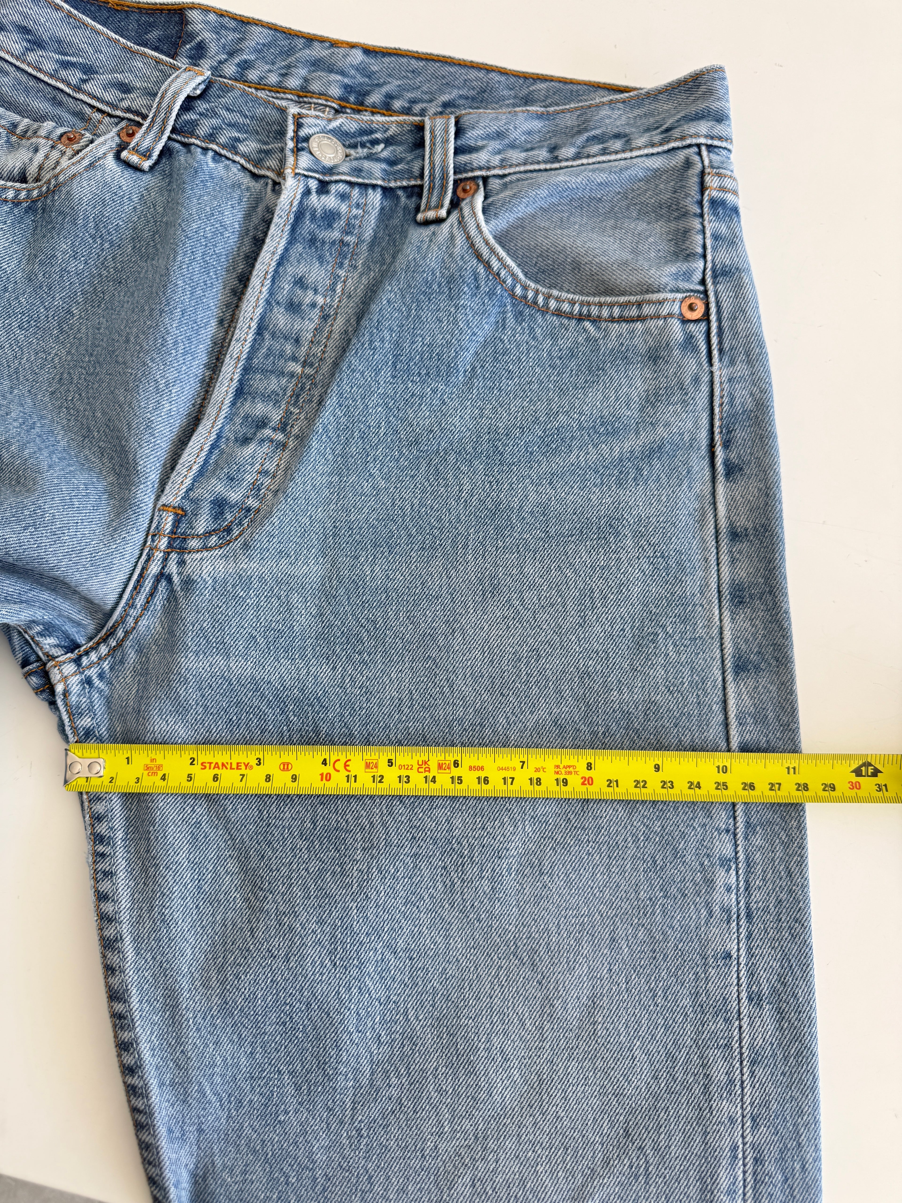 W28 L31 vintage Levis 501 27/28” measured waist medium blue 90s USA  501s