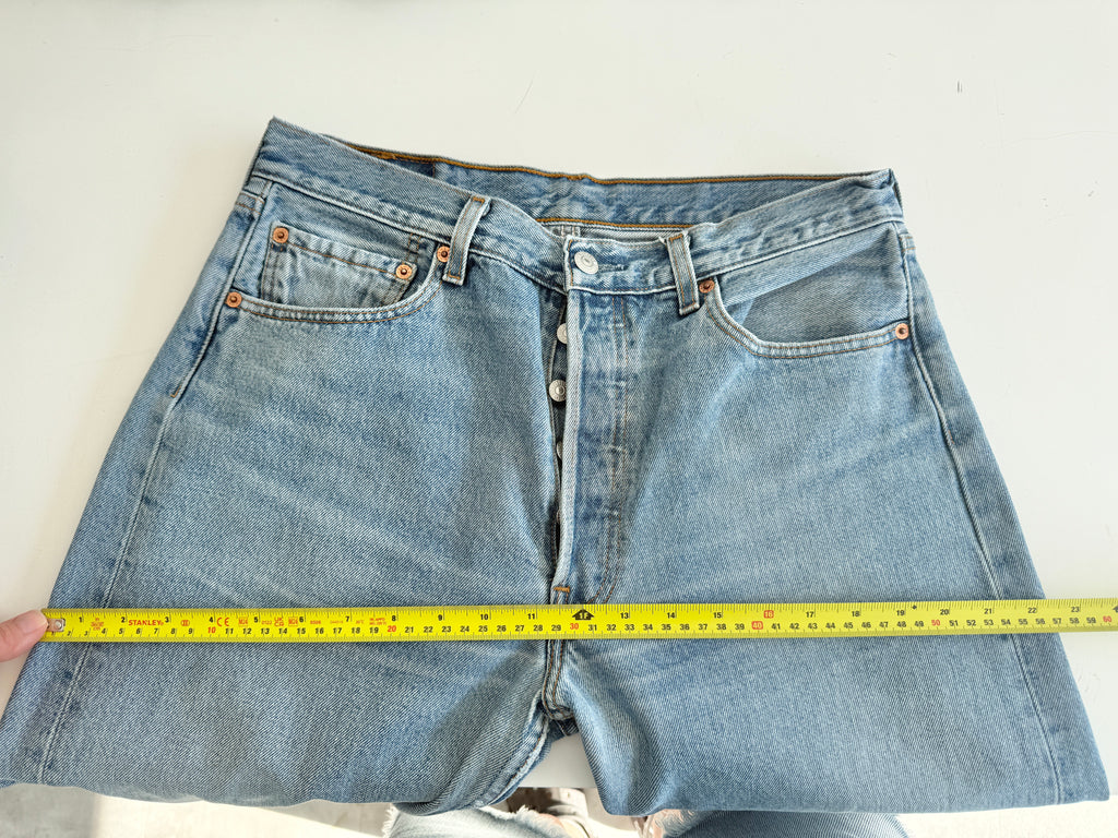 W31 L29 vintage Levis 501 30/31” measured waist medium faded blue wallet mark Y2K 501s