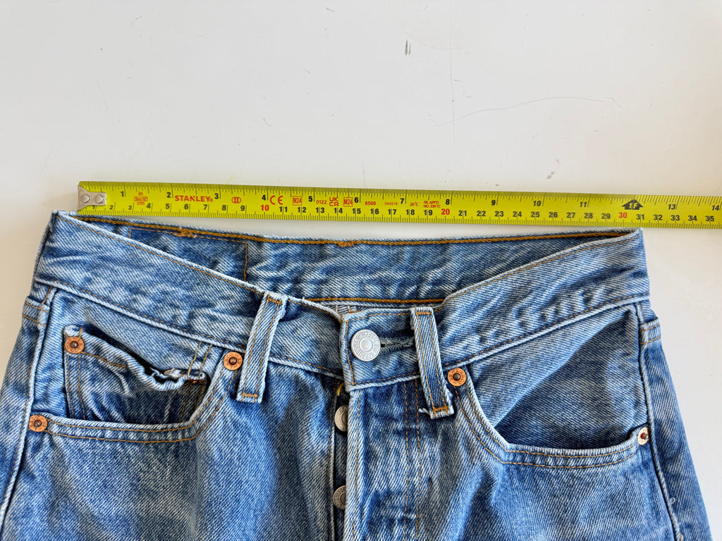 W25 L31 vintage Levis 501 medium blue 24/25” measured waist 501s 90s