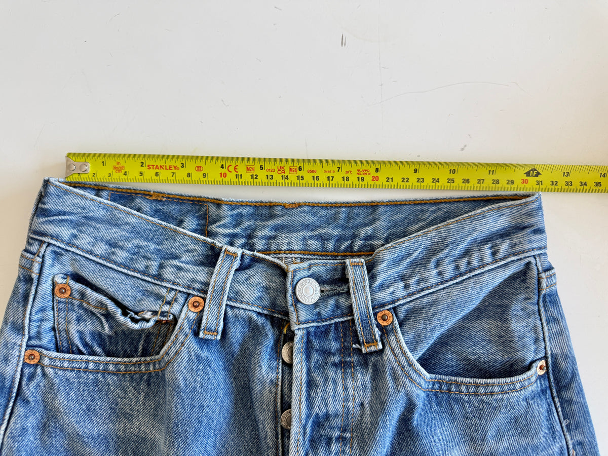 W25 L31 vintage Levis 501 medium blue 24/25” measured waist 501s 90s