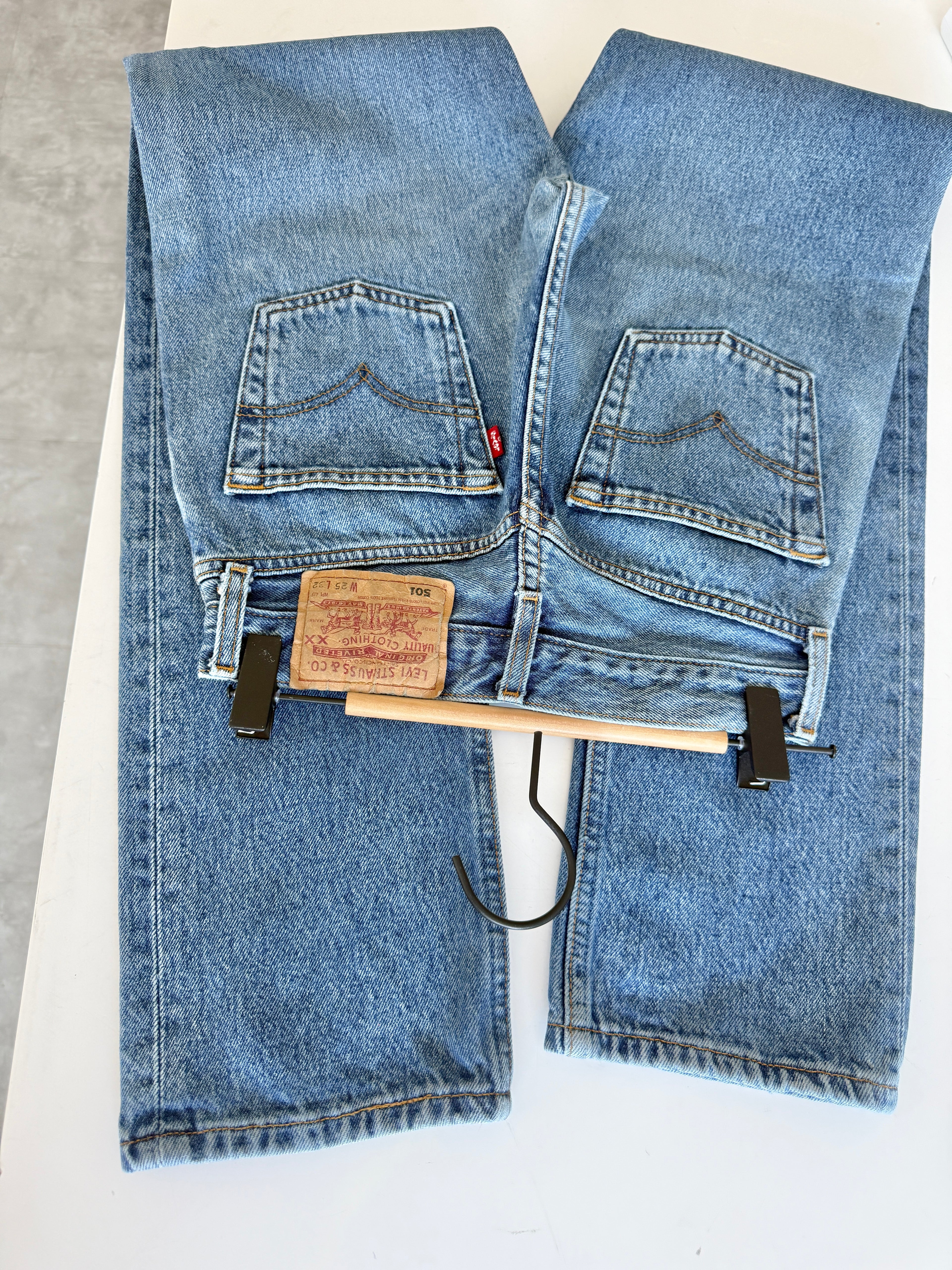 W23 L31 vintage Levis 501 23” measured waist medium darker blue 501s Y2K