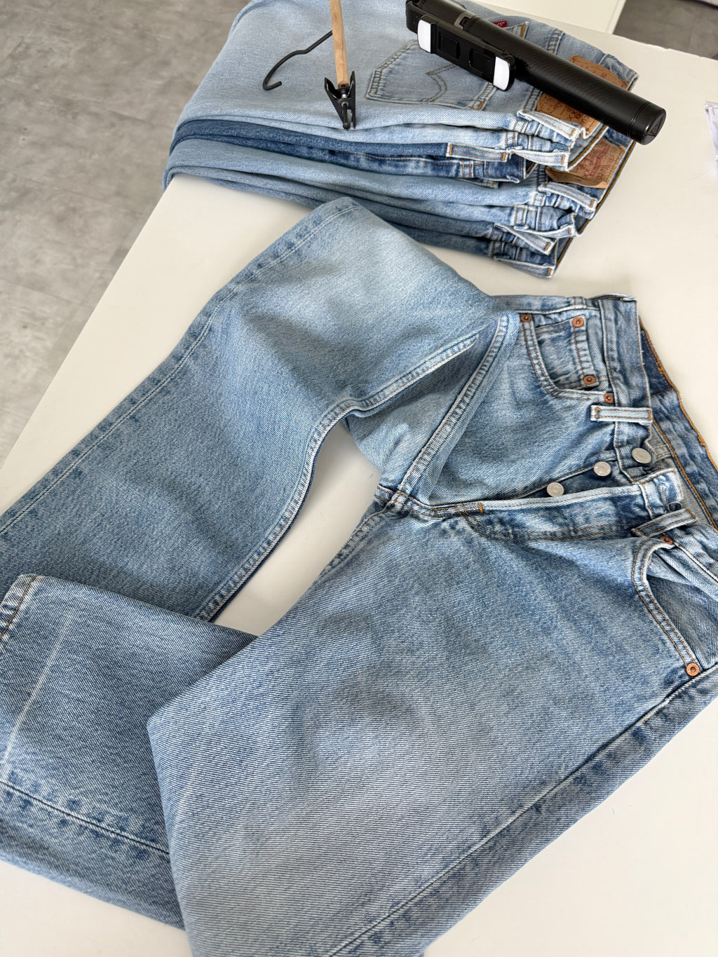 W25 L31 vintage Levis 501 24-25” measured medium light blue faded denim 90s 501s